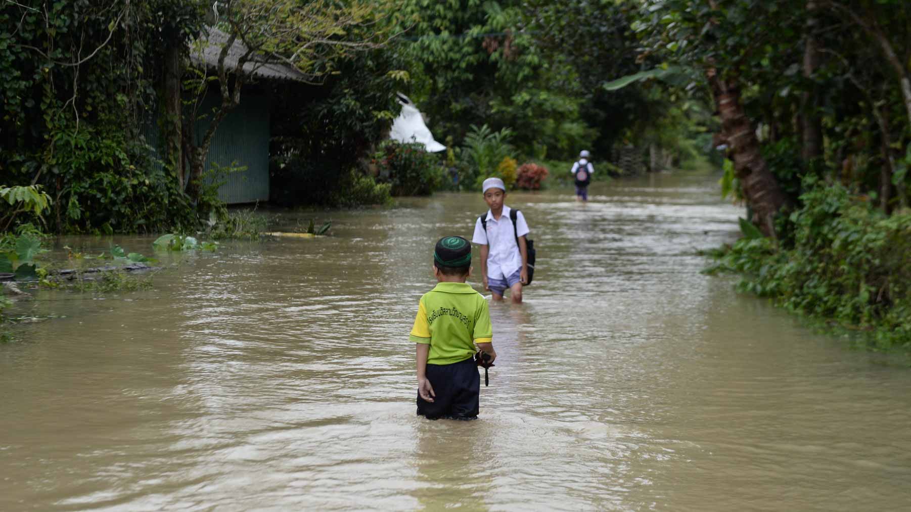 وسط أمطار غزيرة.. فيضانات عارمة تجتاح مناطق عديدة في تايلاند 