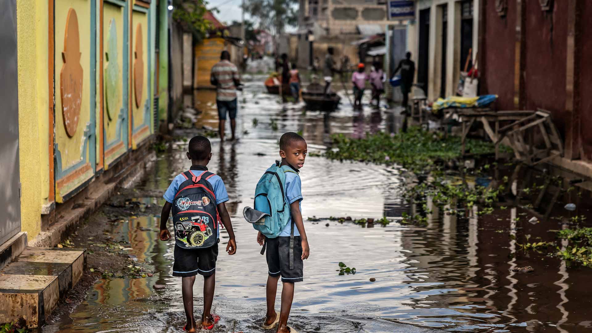 فيضانات عارمة تجتاح جنوب إفريقيا وتودي بحياة 49 شخصاً 