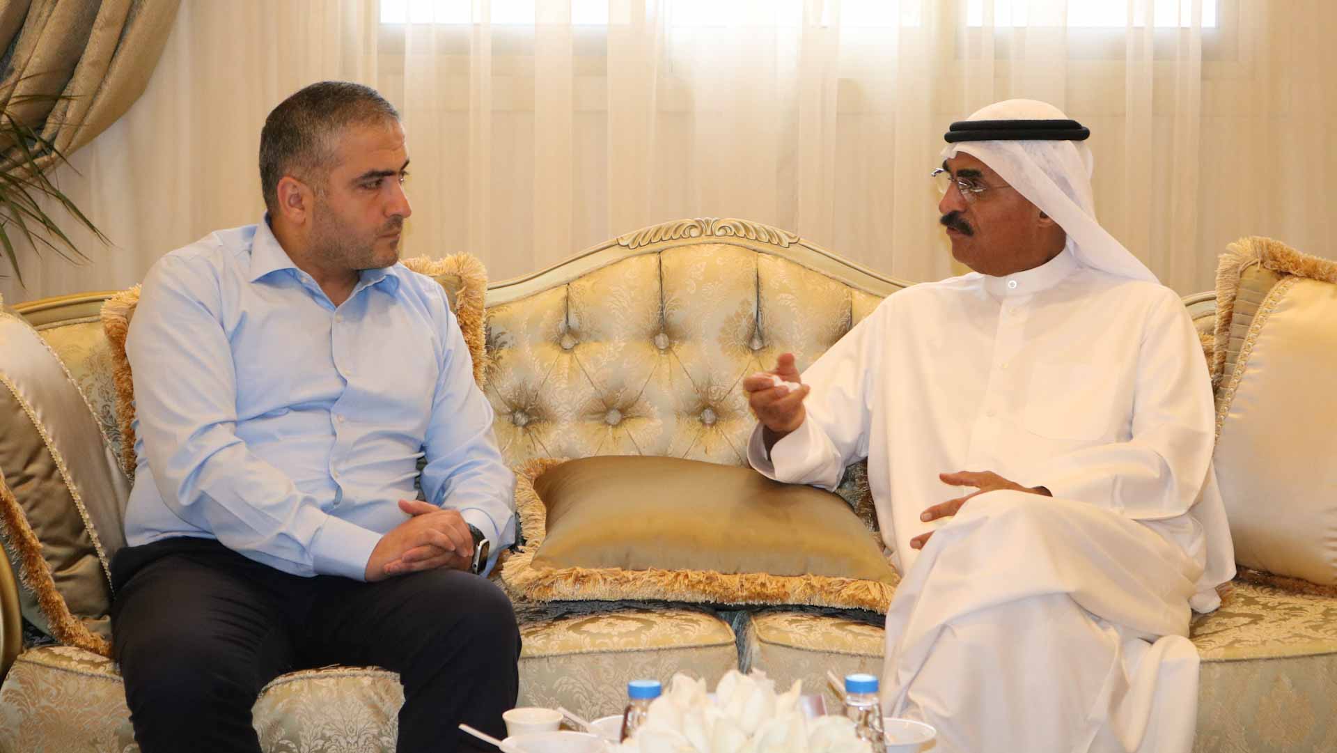 صورة بعنوان: رئيس "استشاري الشارقة" يبحث التعاون مع مؤسس مدرسة القيادة بأرمينيا 