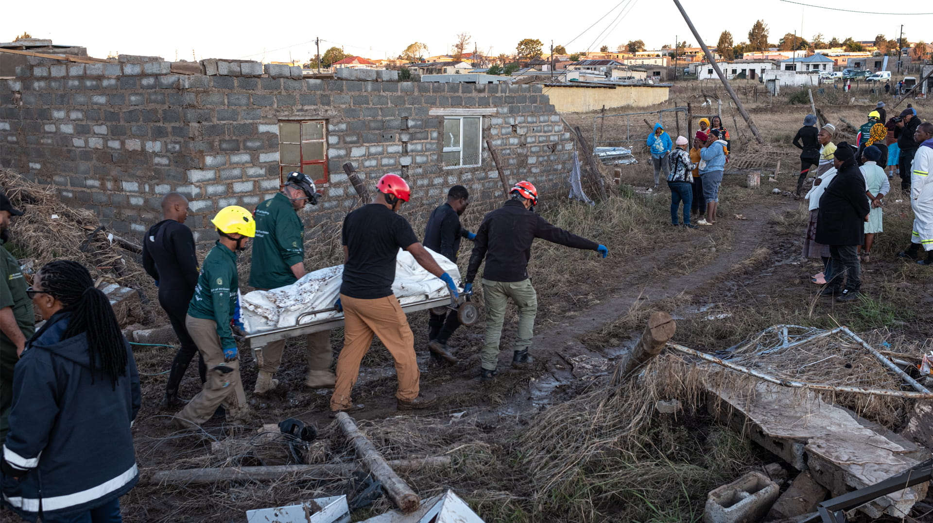 حصيلة ضحايا فيضانات في جنوب أفريقيا ترتفع إلى 86 شخصاً 