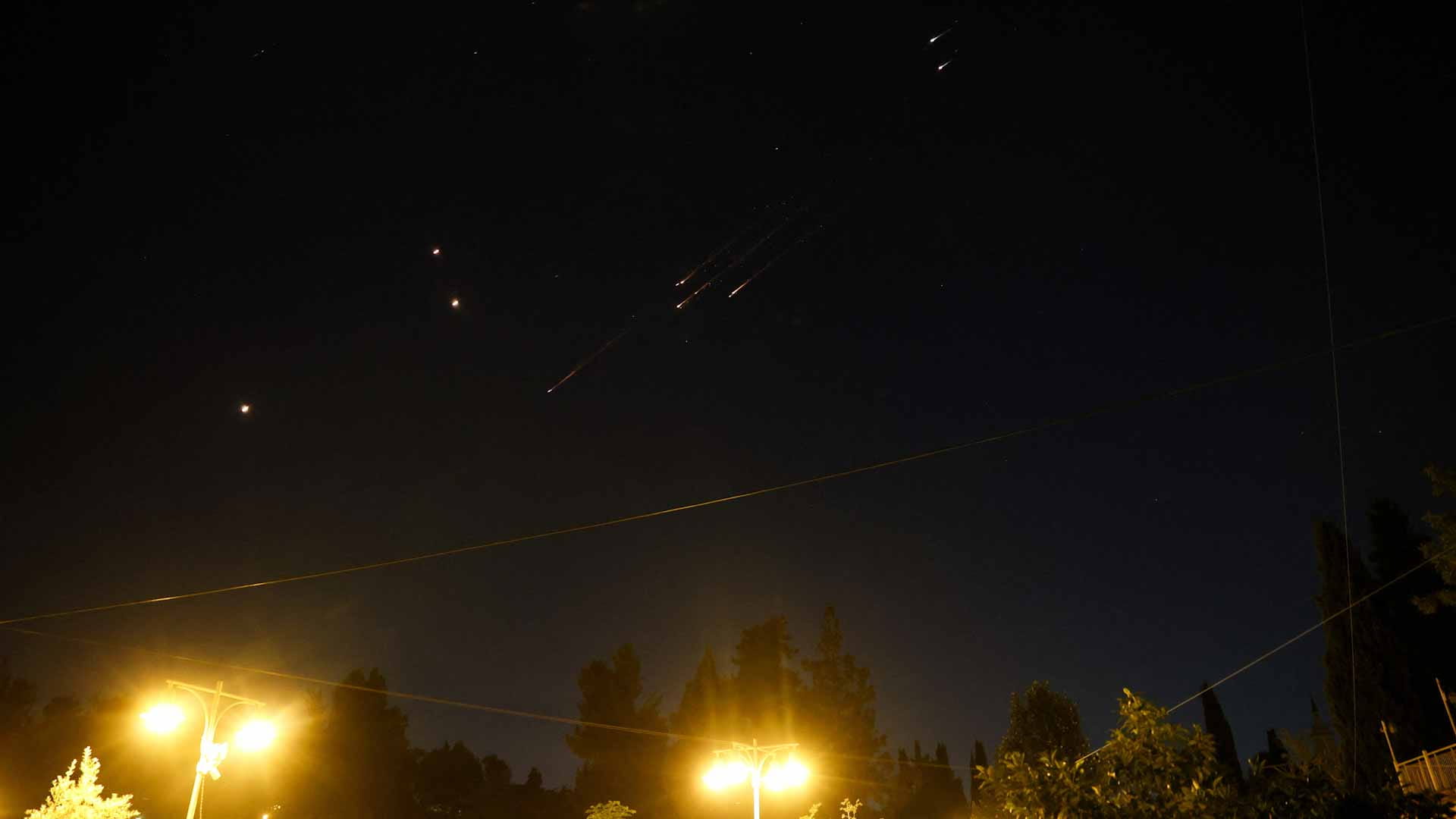 إسرائيل تهدد "بحرق" طهران رداً على القصف الإيراني لها 