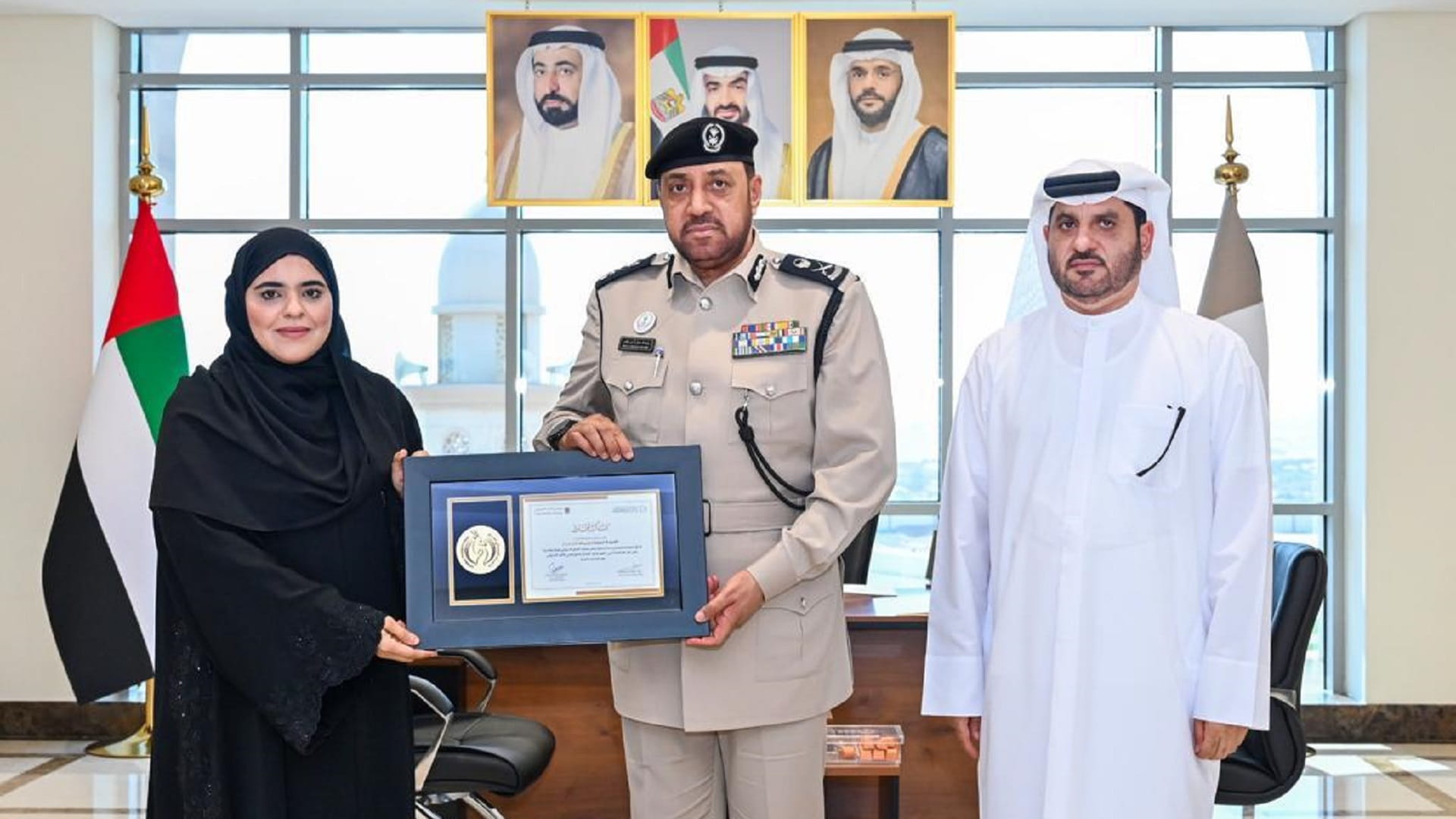 القائد العام لشرطة الشارقة يكرّم النقيب الدكتورة عشبة الكتبي 