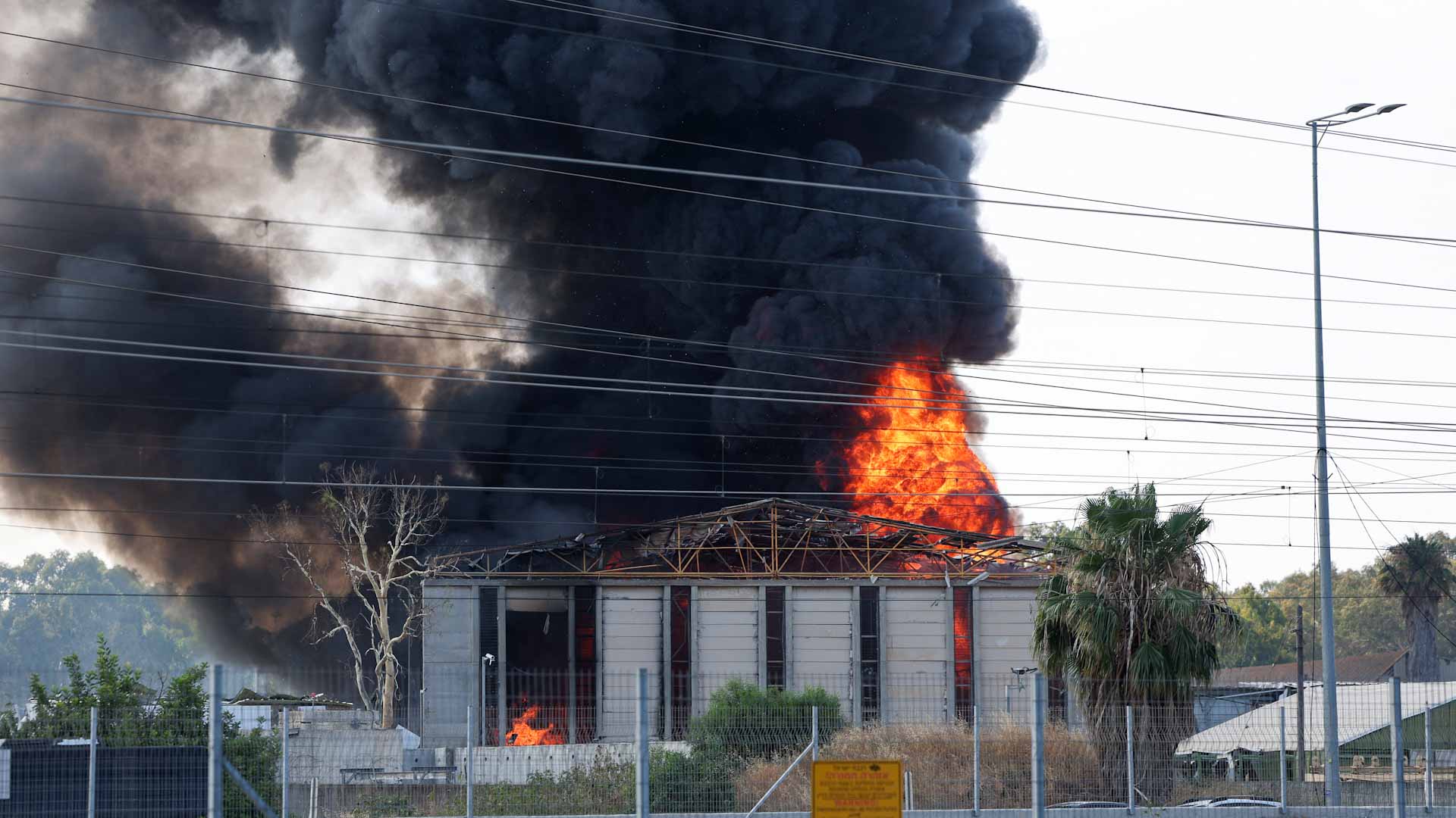 انفجاران عنيفان يستهدفان قاعدة جوية في تبريز بشمال غرب إيران 