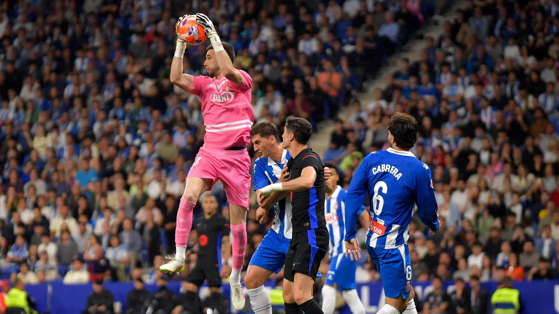 برشلونة يتعاقد مع الحارس جوان غارسيا   