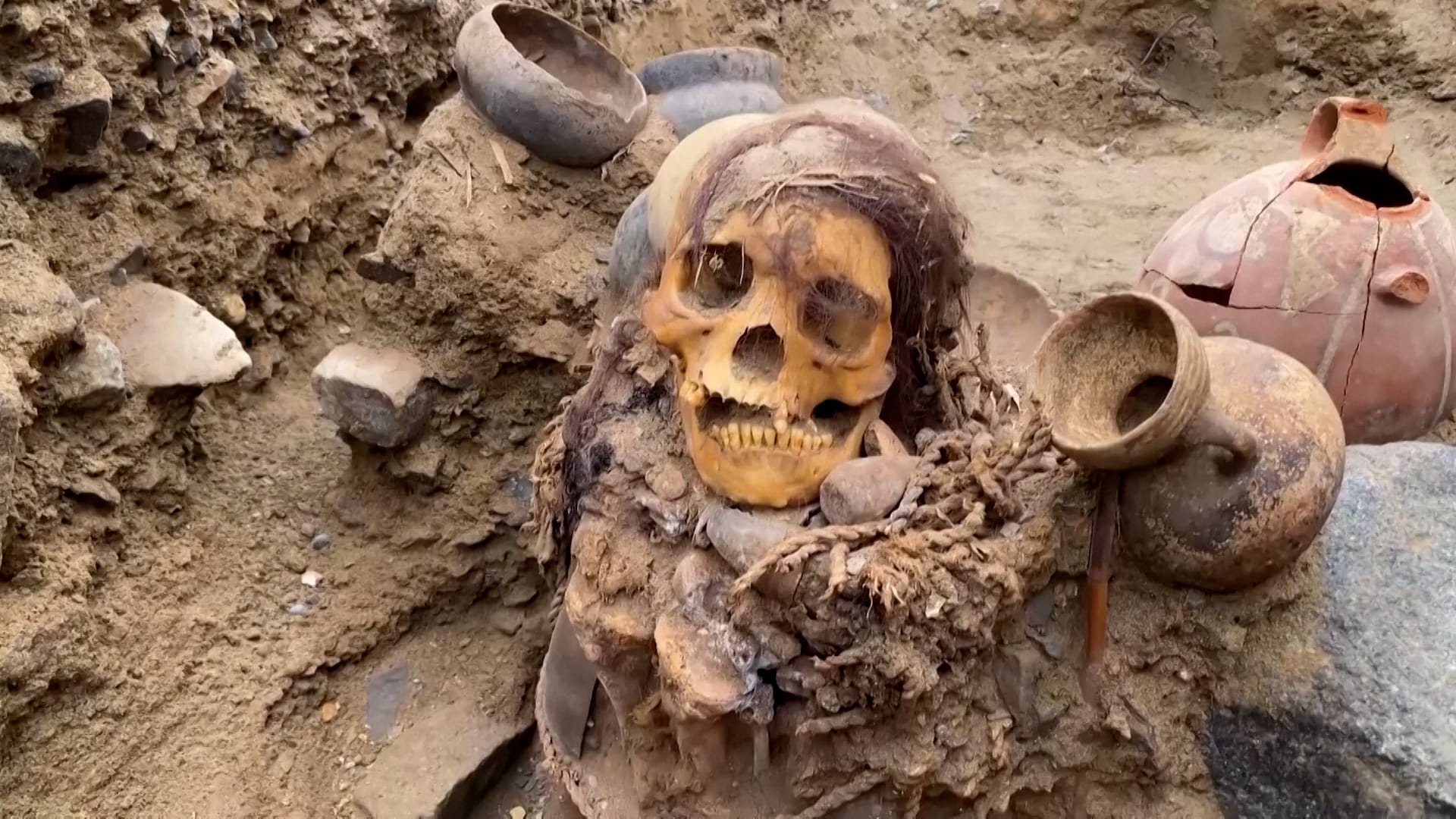 في بيرو.. عمال صيانة يعثرون على مومياء لامرأة شابة عمرها ألف عام  