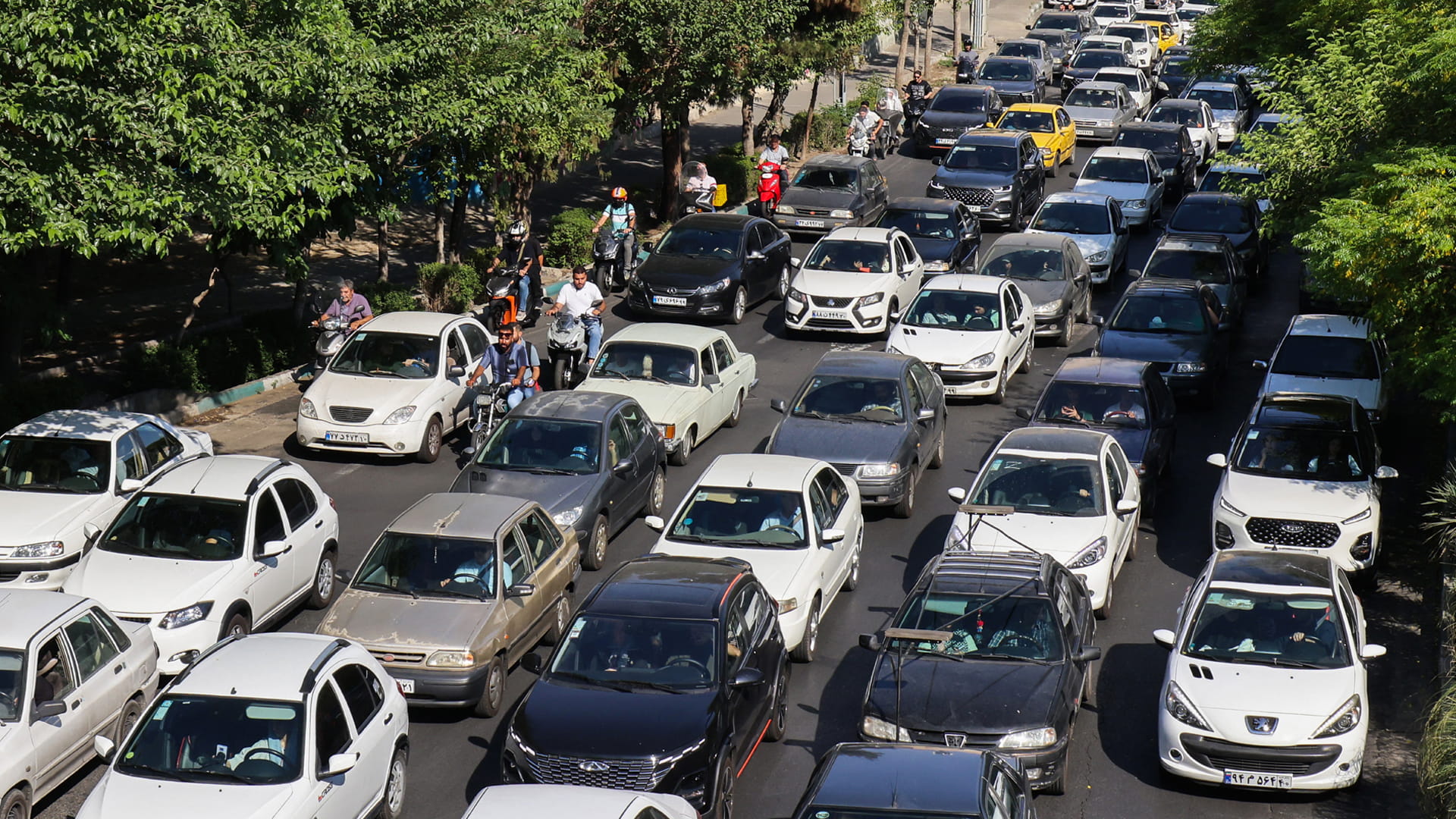 ازدحام مروري مع فرار السكان من طهران بعد تحذير ترامب بالإخلاء 