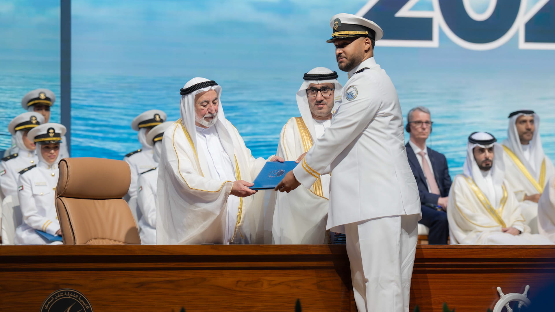 سلطان القاسمي يشهد حفل تخريج طلبة أكاديمية الشارقة للنقل البحري