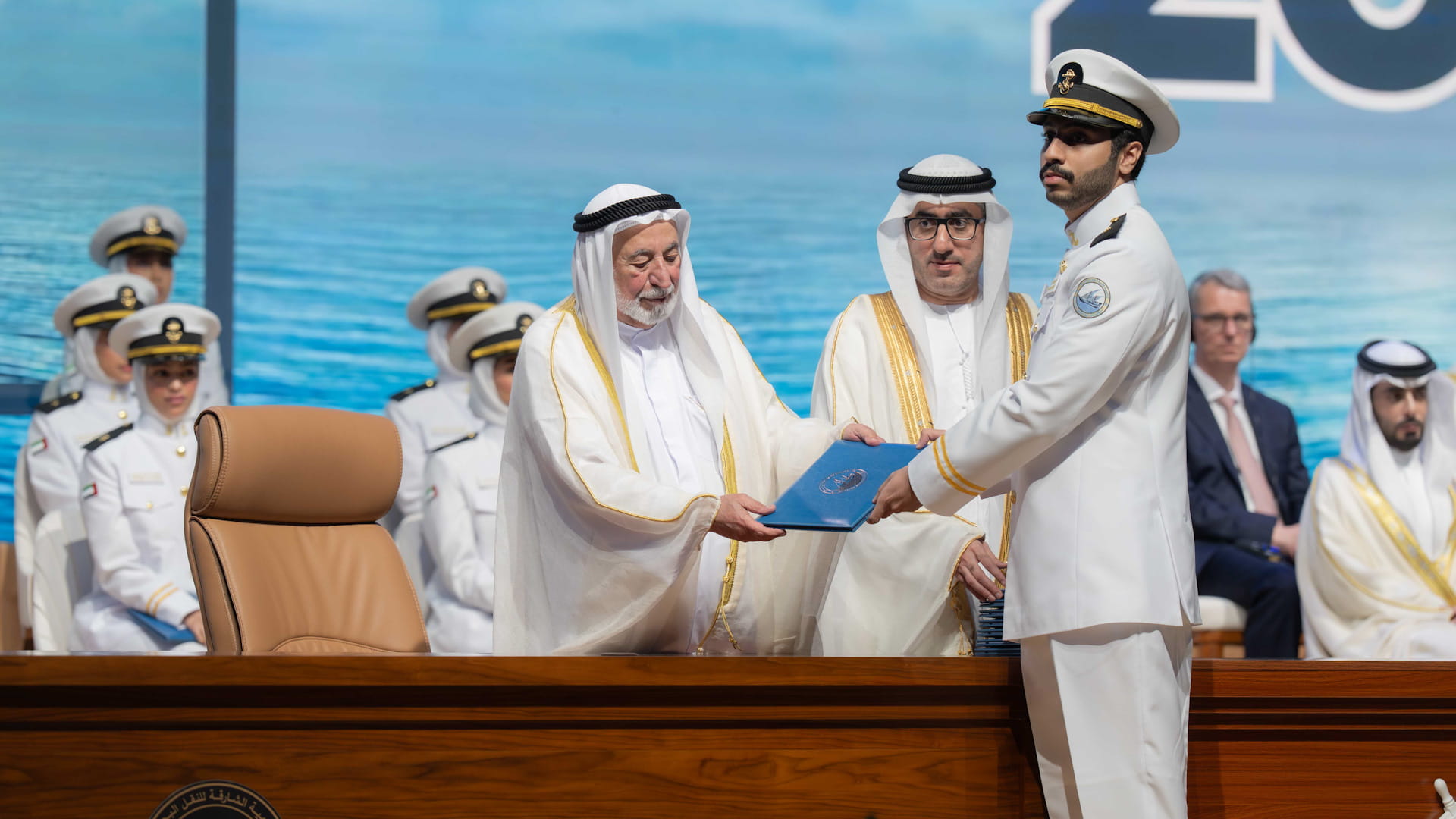 سلطان القاسمي يشهد حفل تخريج طلبة أكاديمية الشارقة للنقل البحري
