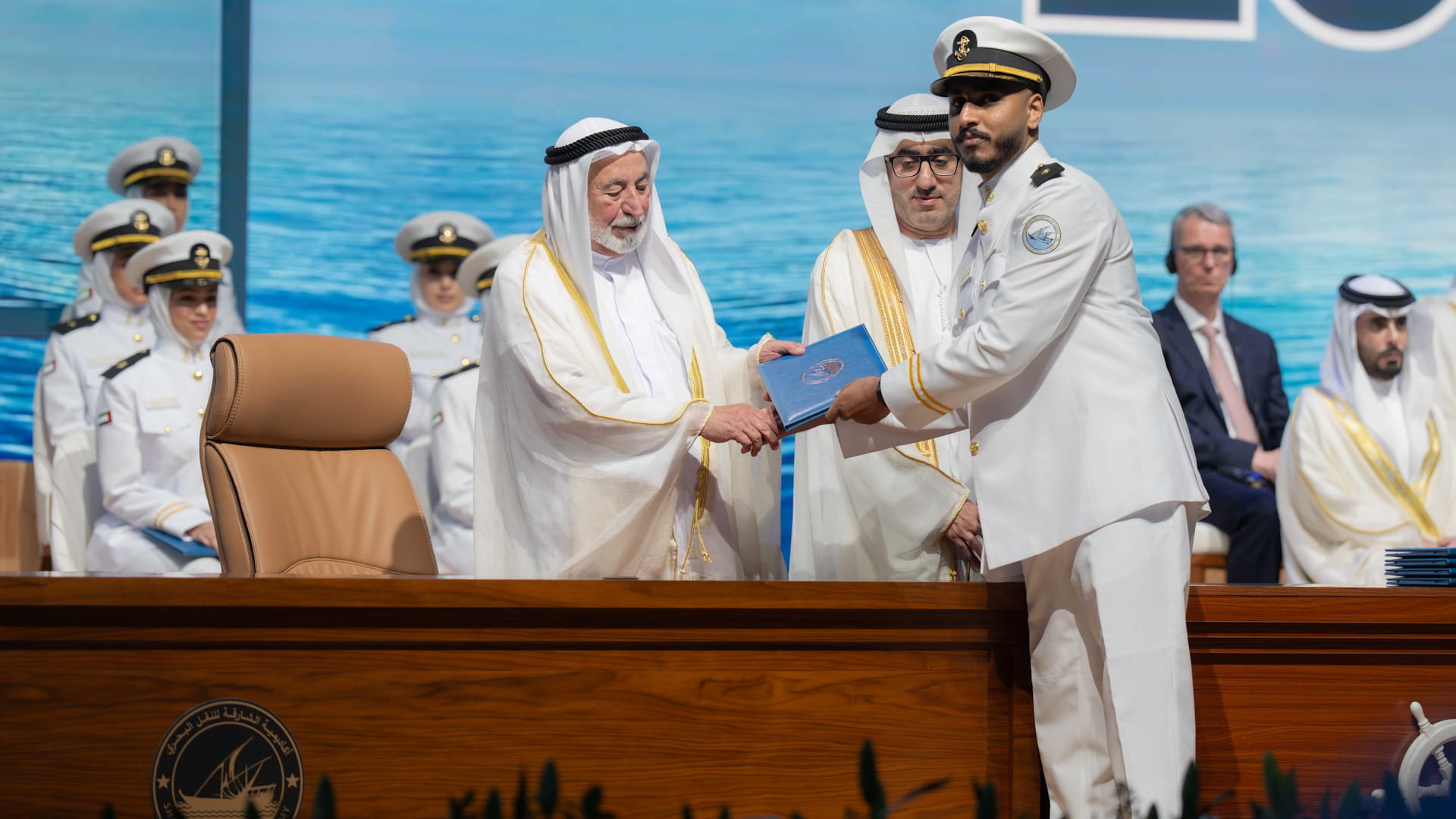 سلطان القاسمي يشهد حفل تخريج طلبة أكاديمية الشارقة للنقل البحري