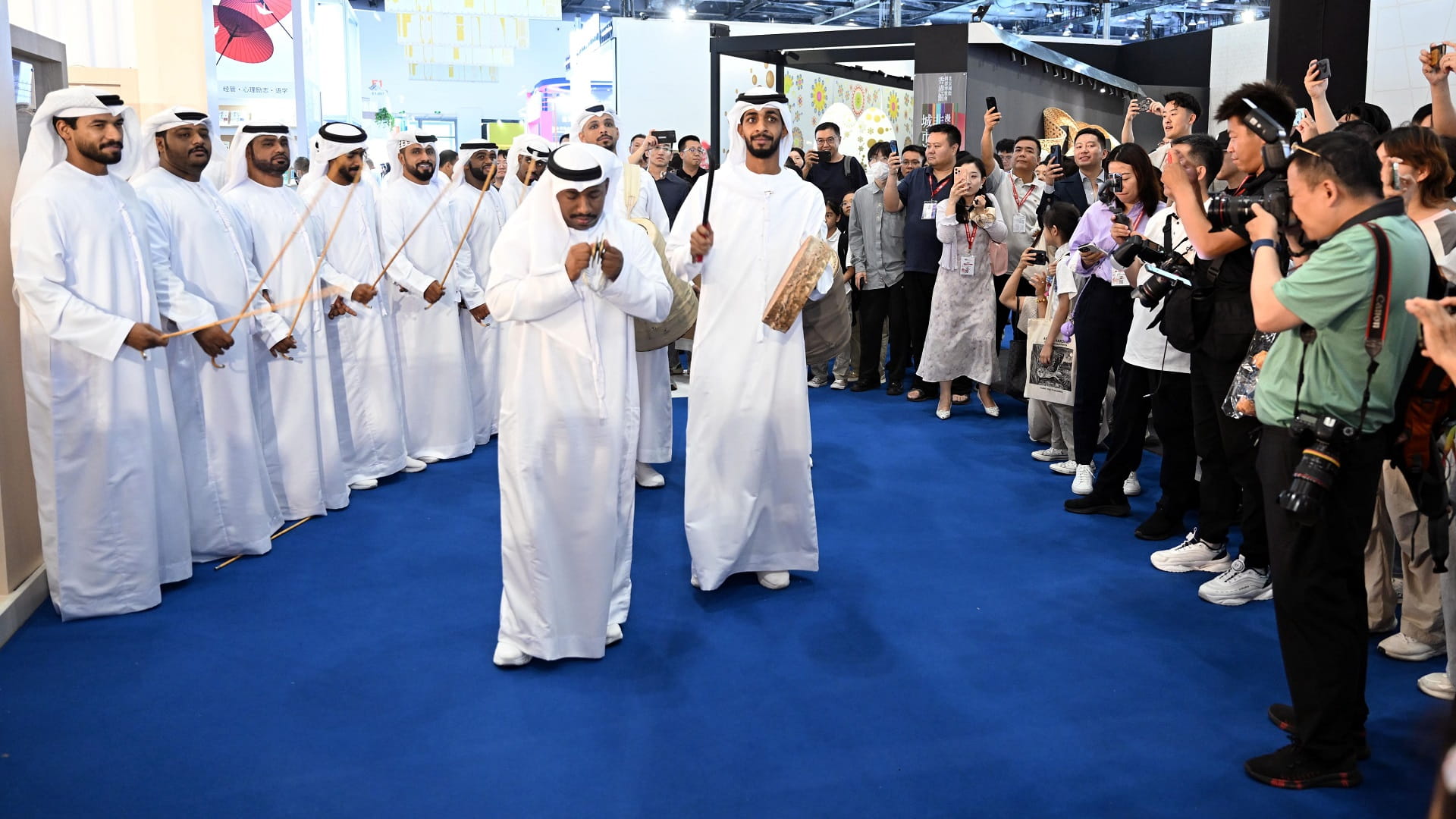 فرق التراث الإماراتي تجذب اهتمام زوّار معرض بكين الدولي للكتاب 