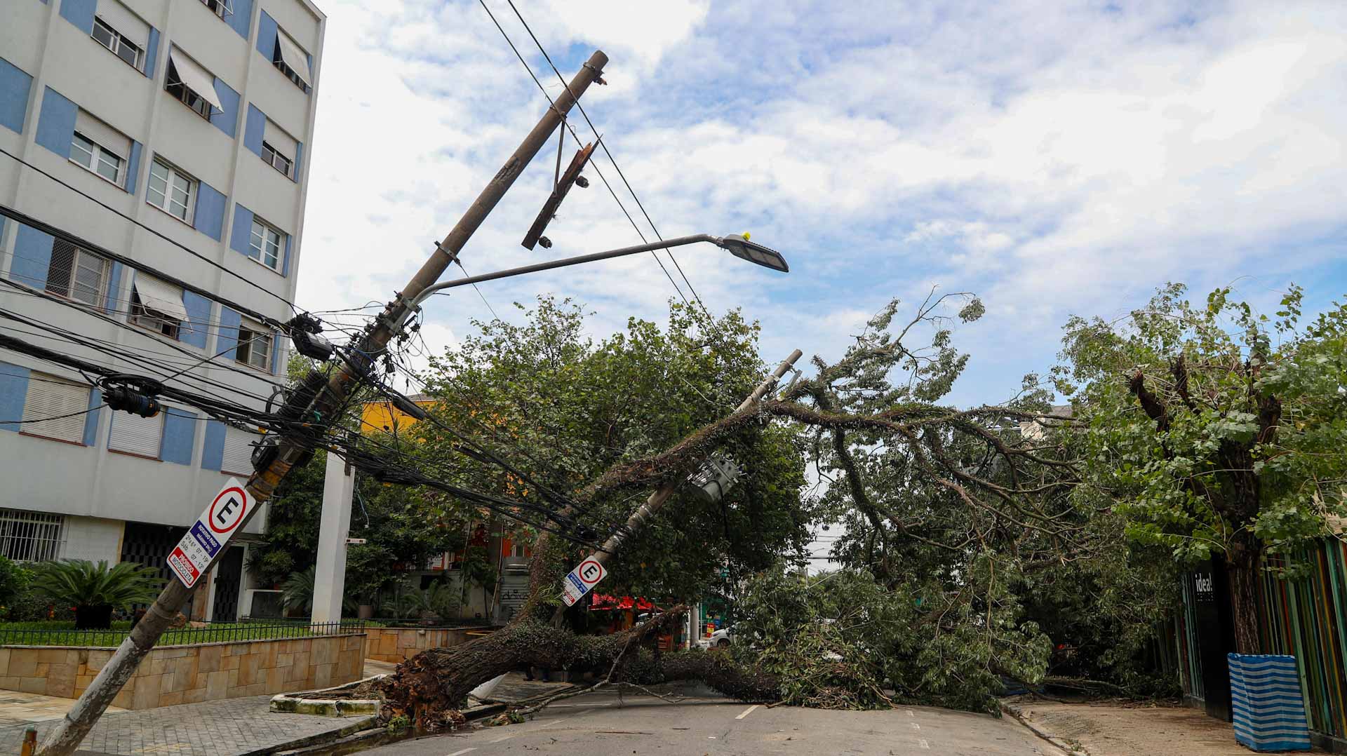 Heavy rains in southern Brazil leave at least 2 dead 