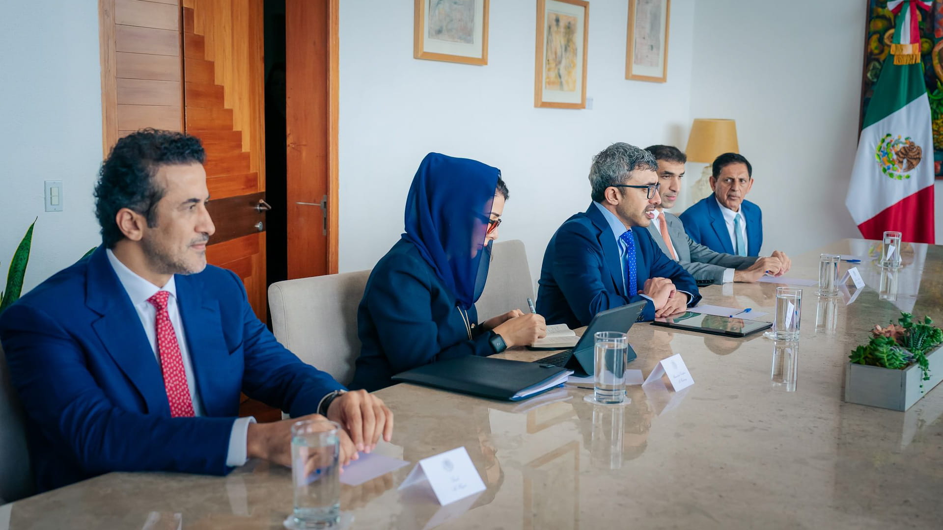 عبد الله بن زايد يبحث ووزير خارجية المكسيك سبل تعزيز العلاقات 