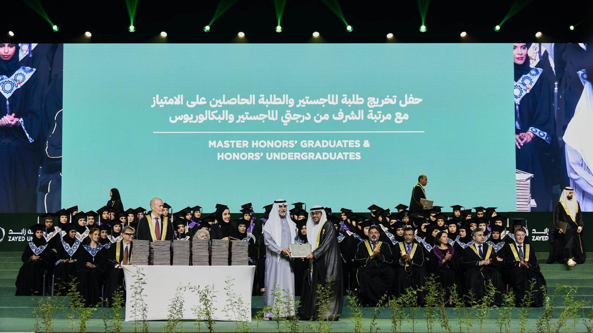 نهيان بن مبارك يشهد حفل تخريج دفعة 2025 بجامعة زايد 
