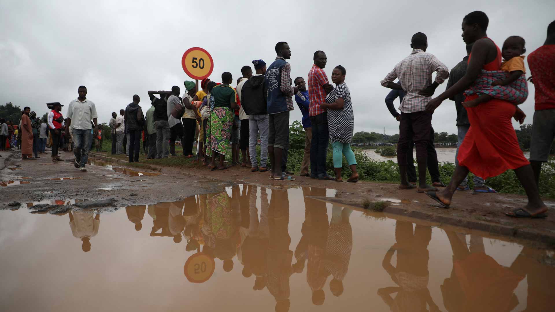 أكثر من 700 شخص في عداد المفقودين بعد فيضانات مدمرة تجتاح نيجيريا 