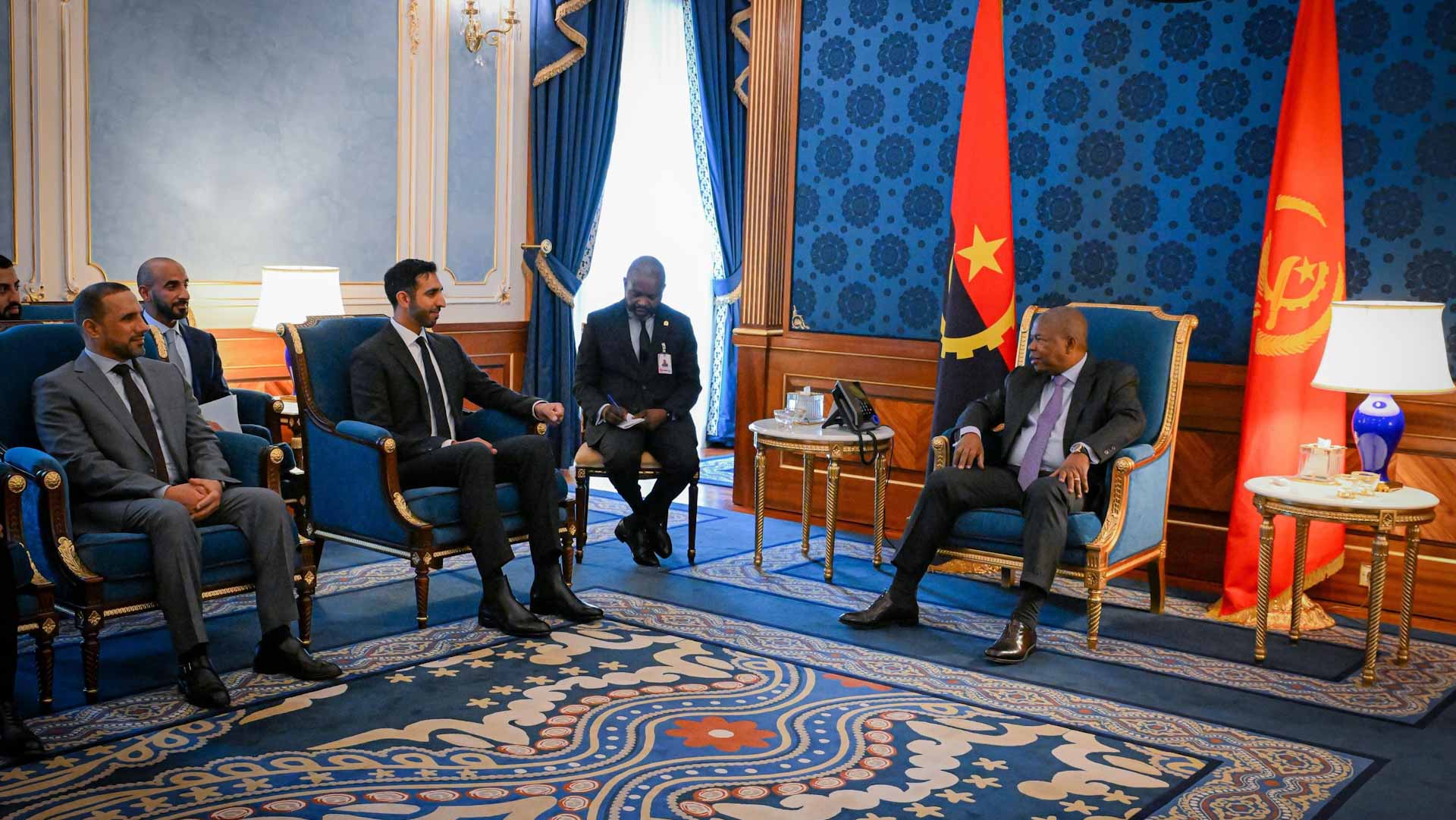 رئيس جمهورية أنغولا يستقبل شخبوط بن نهيان 