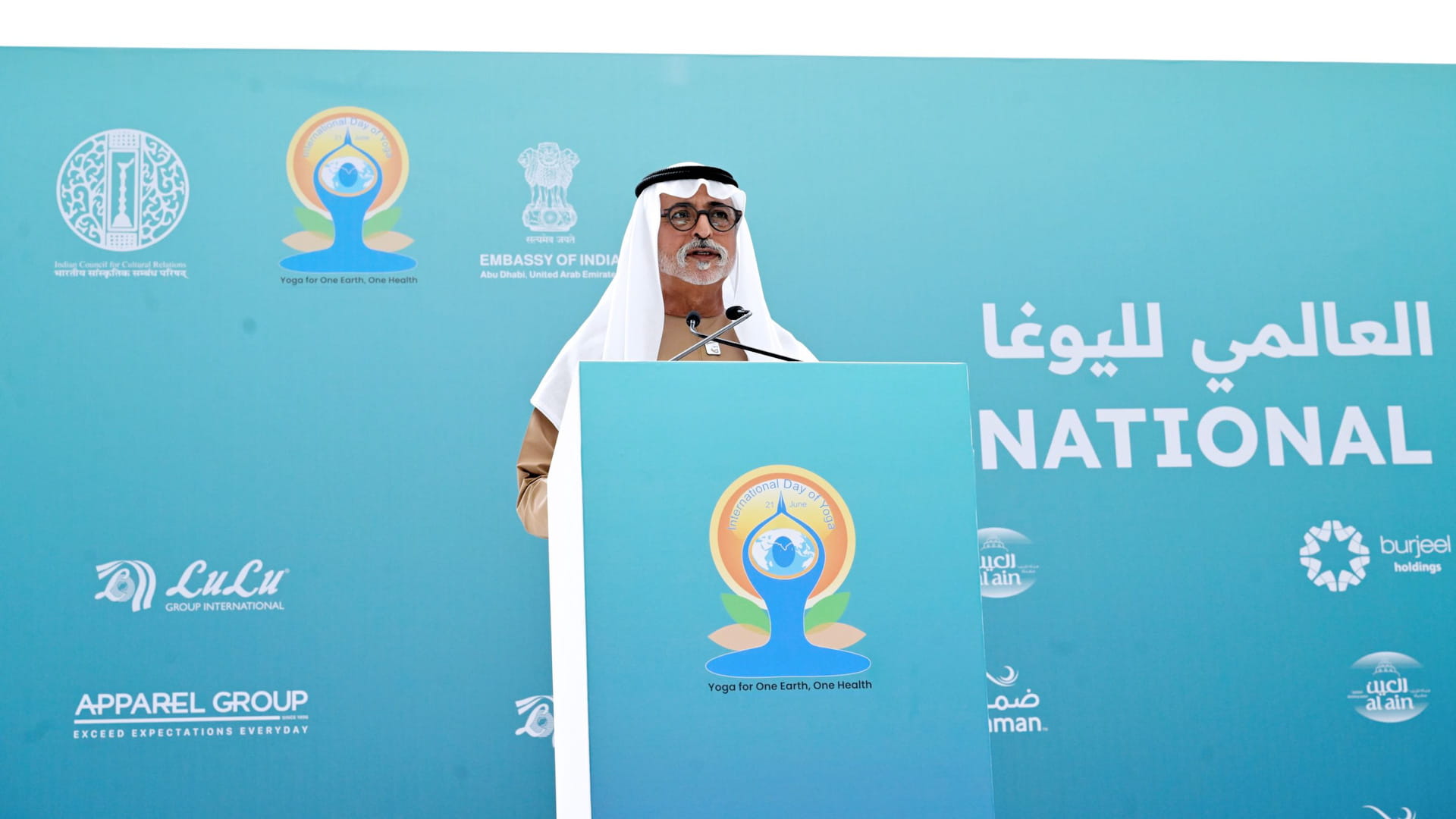 نهيان بن مبارك يشهد الاحتفال باليوم العالمي لليوغا في أبوظبي