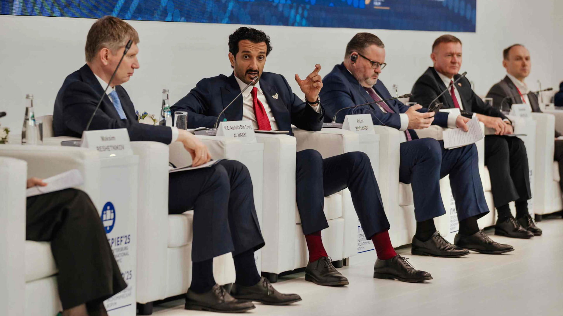 ابن طوق يستعرض تجربة الإمارات في تنويع الاقتصاد بمنتدى سان بطرسبرغ