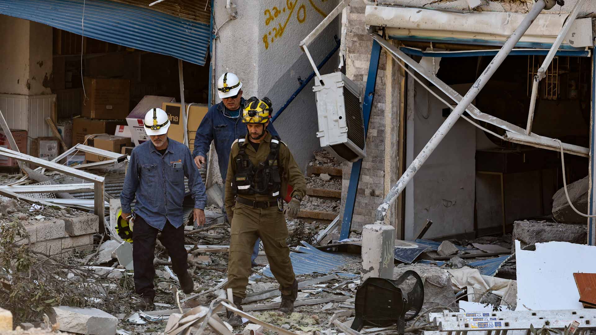 صواريخ إيران تخترق العمق الإسرائيلي وتصيب 16 شخصاً 