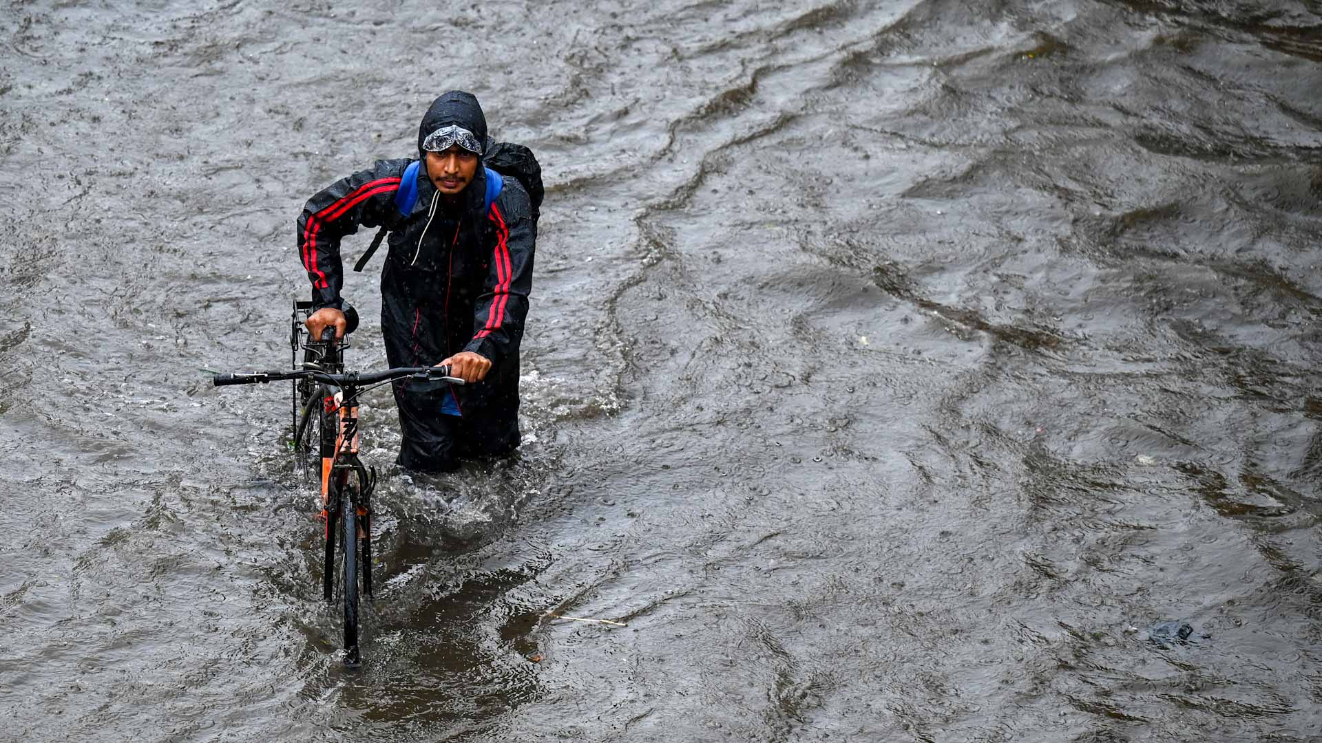 وسط أمطار غزيرة.. فيضانات مفاجئة تغمر الطرق بشرق تايلاند 