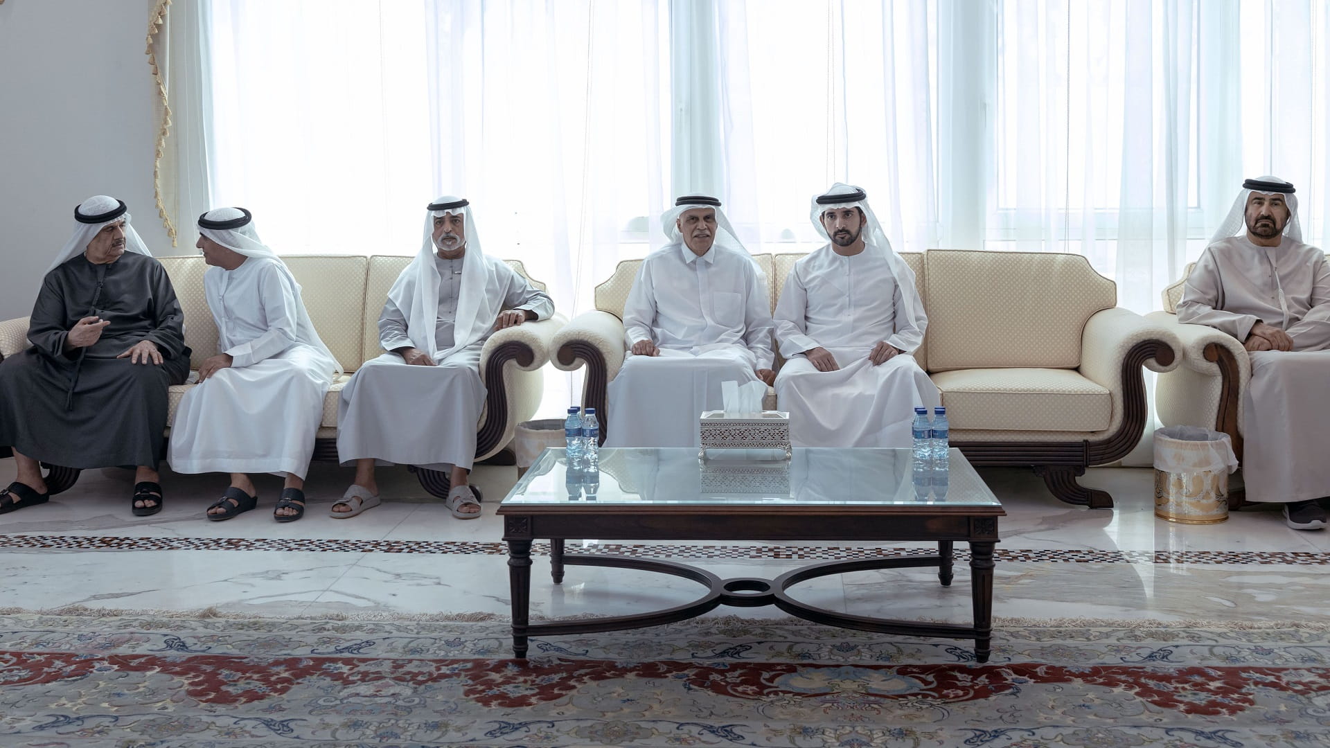 حمدان بن محمد يقدّم واجب العزاء في وفاة محمد إبراهيم عبيدالله 