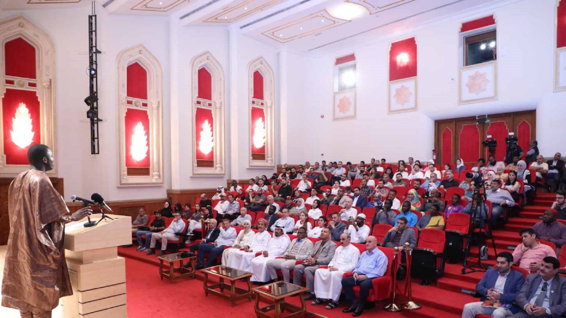 بيت الشعر بالشارقة يحتفي بالجمال والبلاغة 