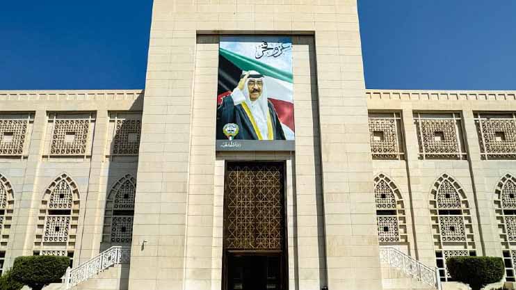 الكويت تدين بشدة الهجمات المستهدفة لقاعدة العديد الجوية في قطر 