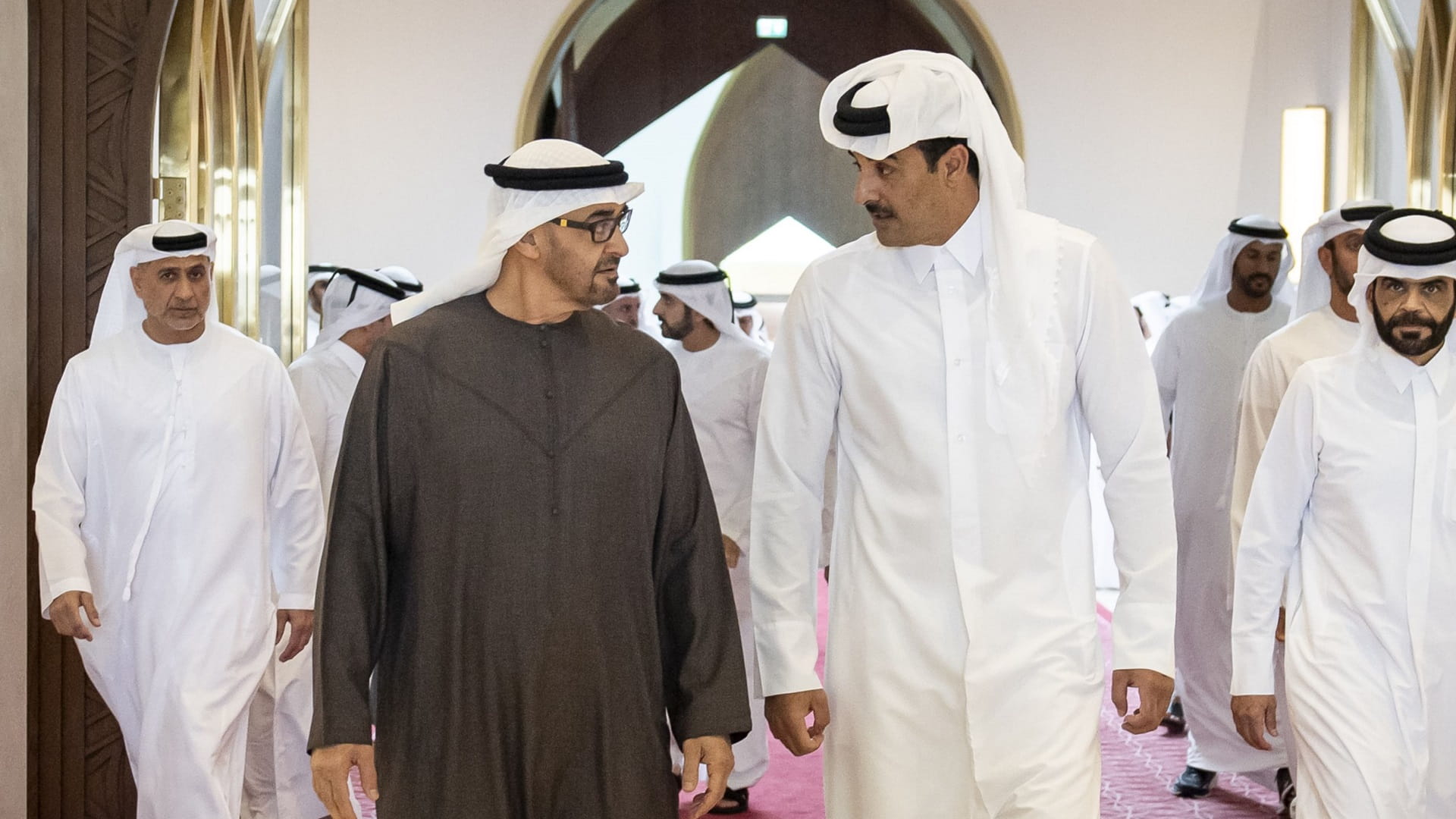 UAE President arrives in Doha, received by Emir of Qatar