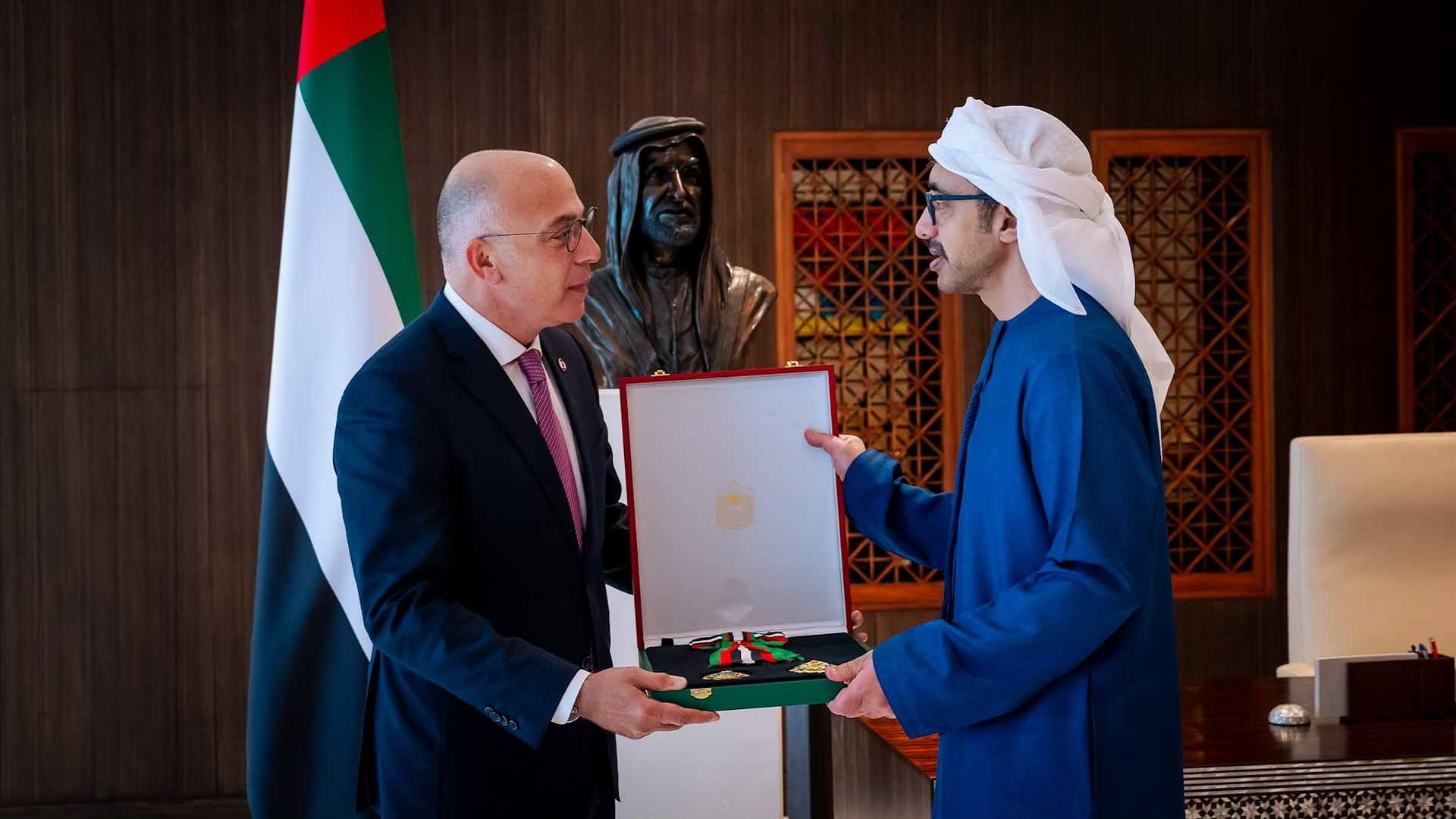 رئيس الدولة يمنح سفير لبنان وسام الاستقلال من الطبقة الأولى 