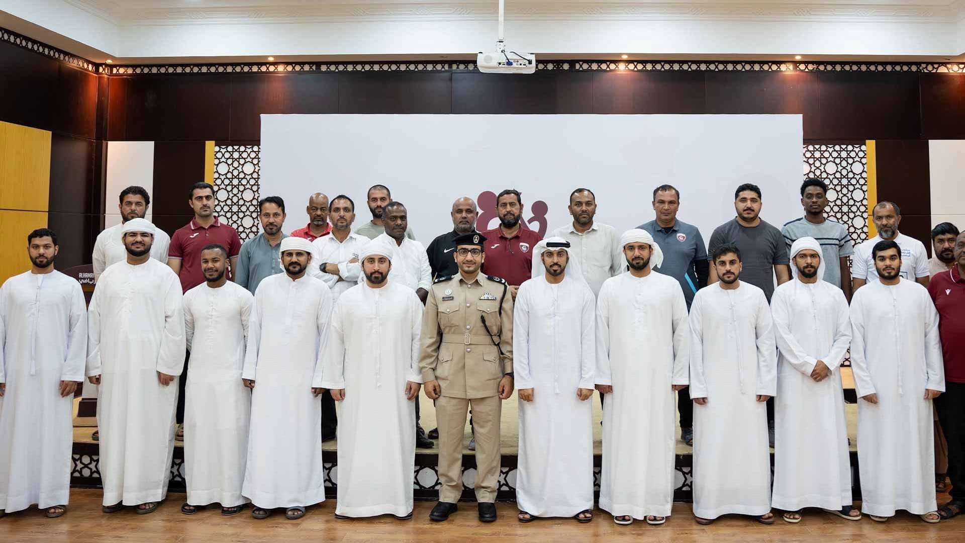 نادي الحمرية ينظّم ورش تأهيلية لفريق عمل "عطلتنا غير" 