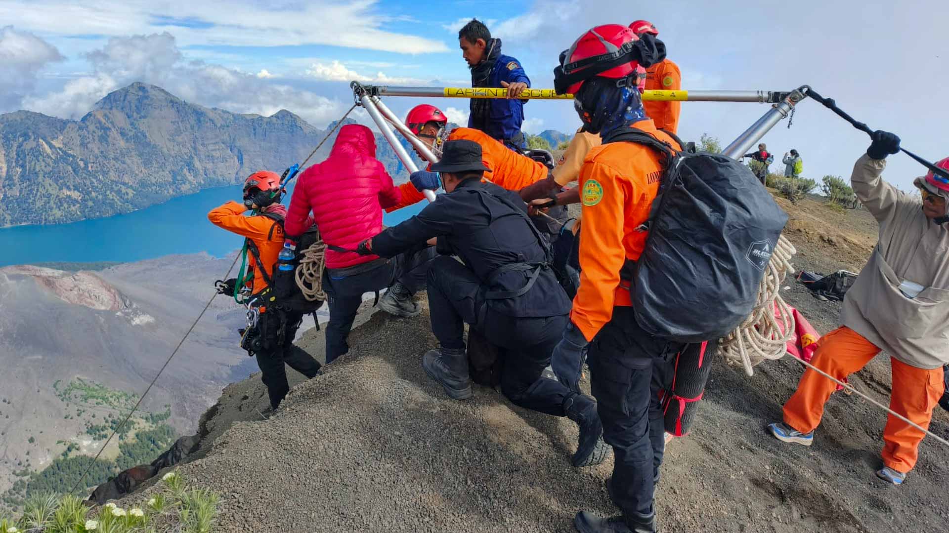 في إندونيسيا.. فرق الإنقاذ تنتشل جثة سائحة بعد سقوطها بوادٍ سحيق  