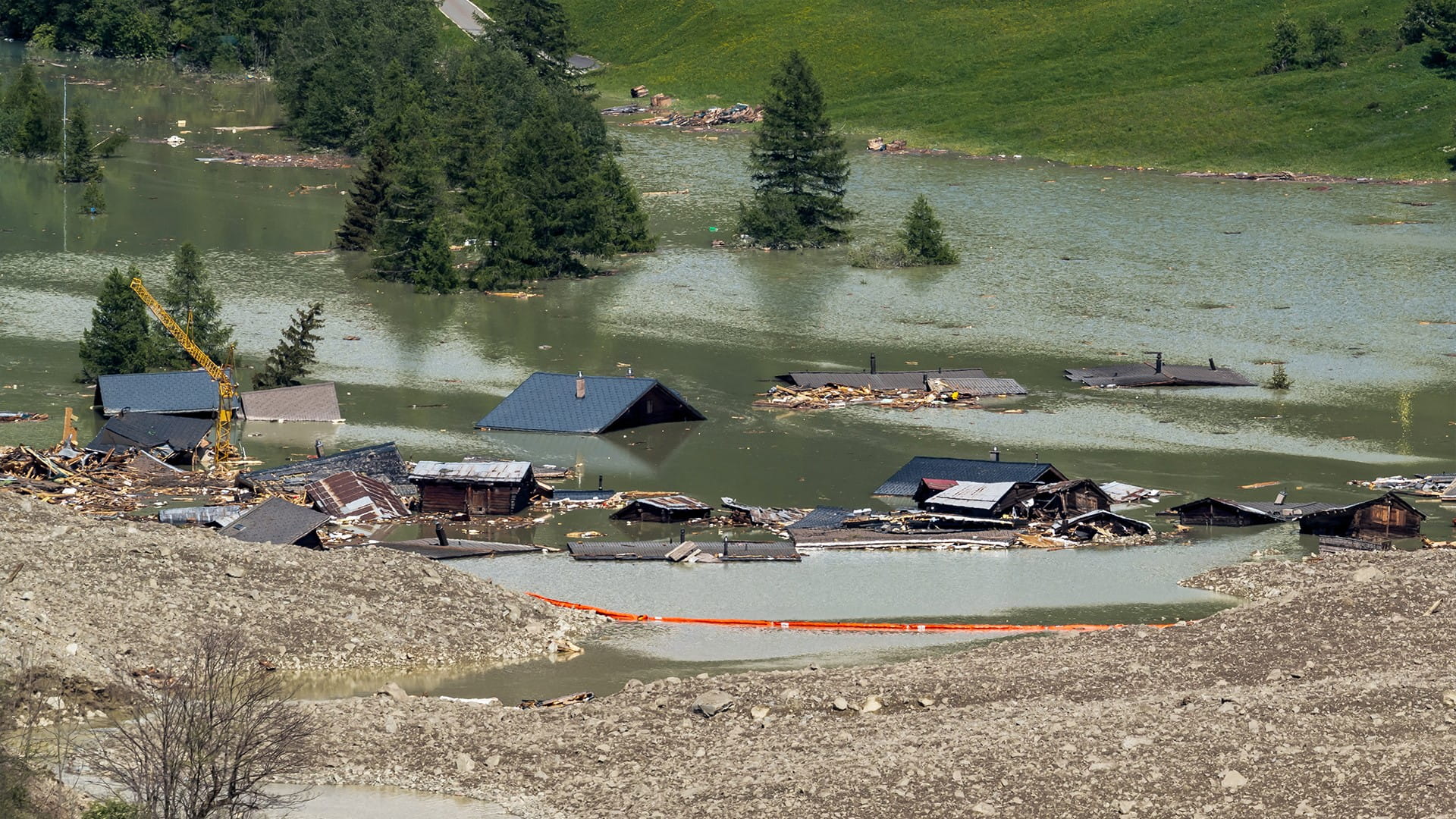 أخيراً..جيش سويسرا يبدأ إزالة أنقاض قرية دمرها انهيار جليدي بالكامل 