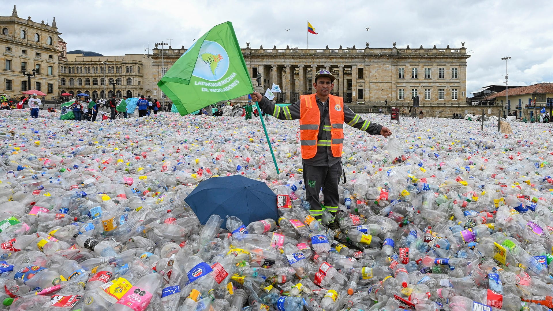  عمال تدوير كولومبيون يحتجون على ظروفهم بملء بوليفار بوغوتا بالبلاستيك  