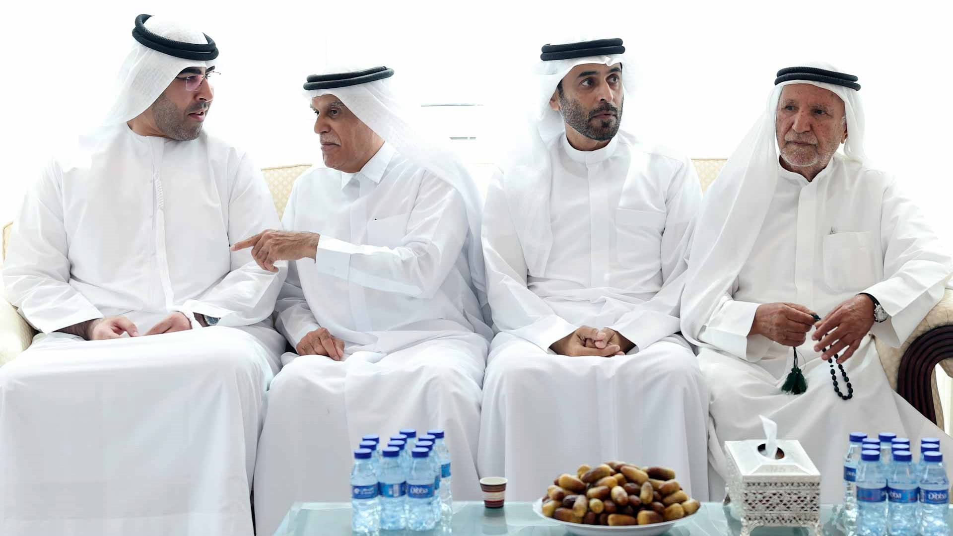 نائب حاكم أم القيوين يقدم واجب العزاء بوفاة محمد إبراهيم عبيد الله 