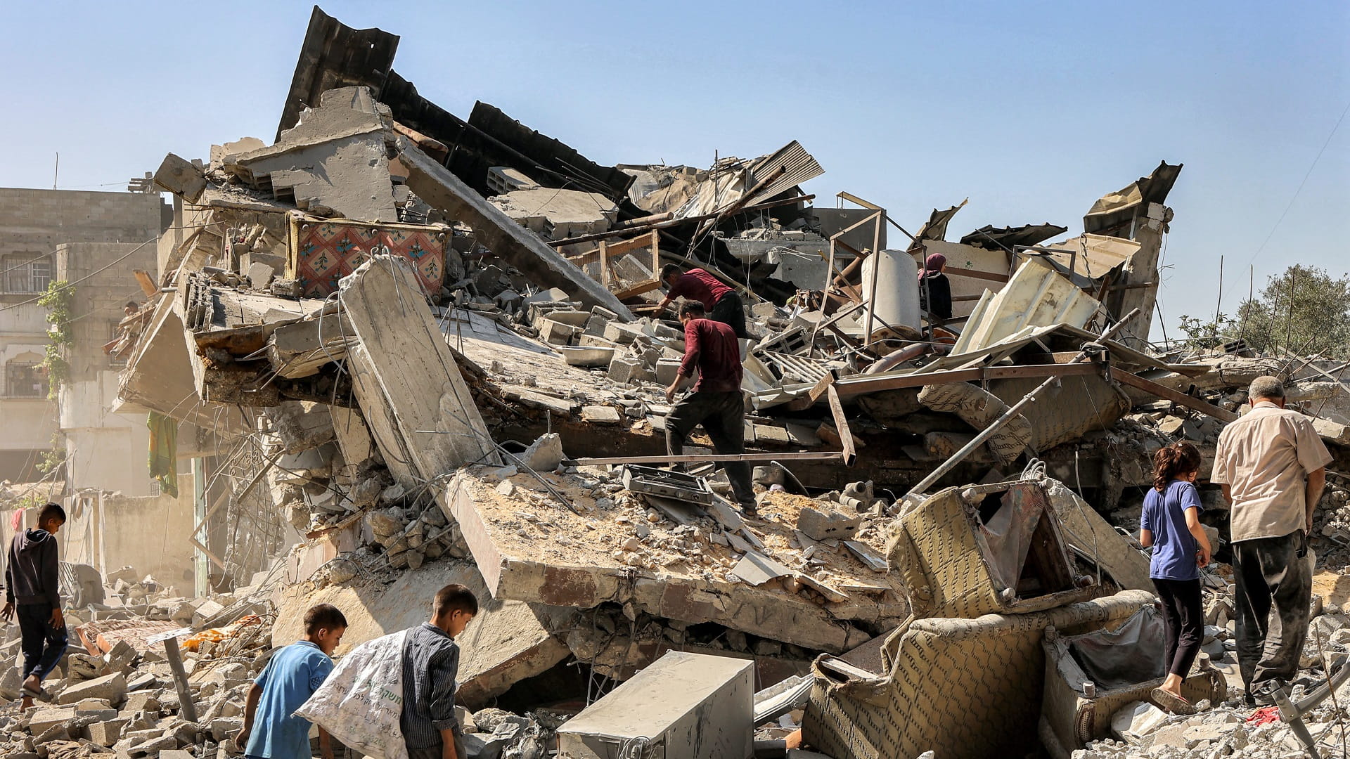 غارة إسرائيلية تدمي غزة بـ62 شهيداً وتخلف دماراً واسعاً في المدينة 