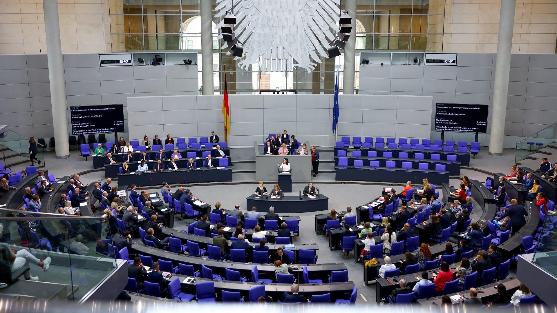 البرلمان الألماني يقر تعليق لم شمل أسر اللاجئين لمدة عامين 