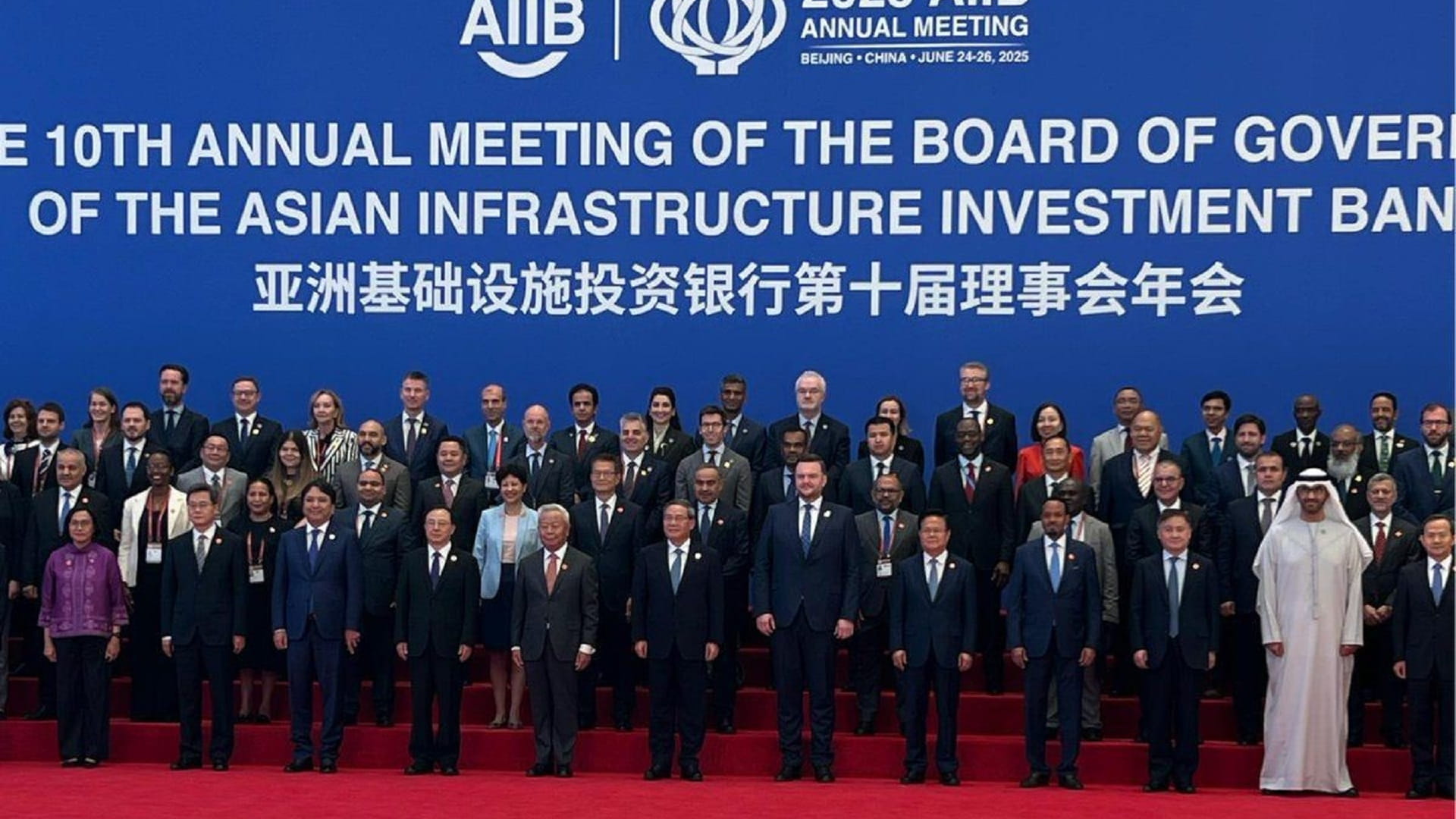 الإمارات تؤكد دعم دور البنك الآسيوي للاستثمار في البنية التحتية 