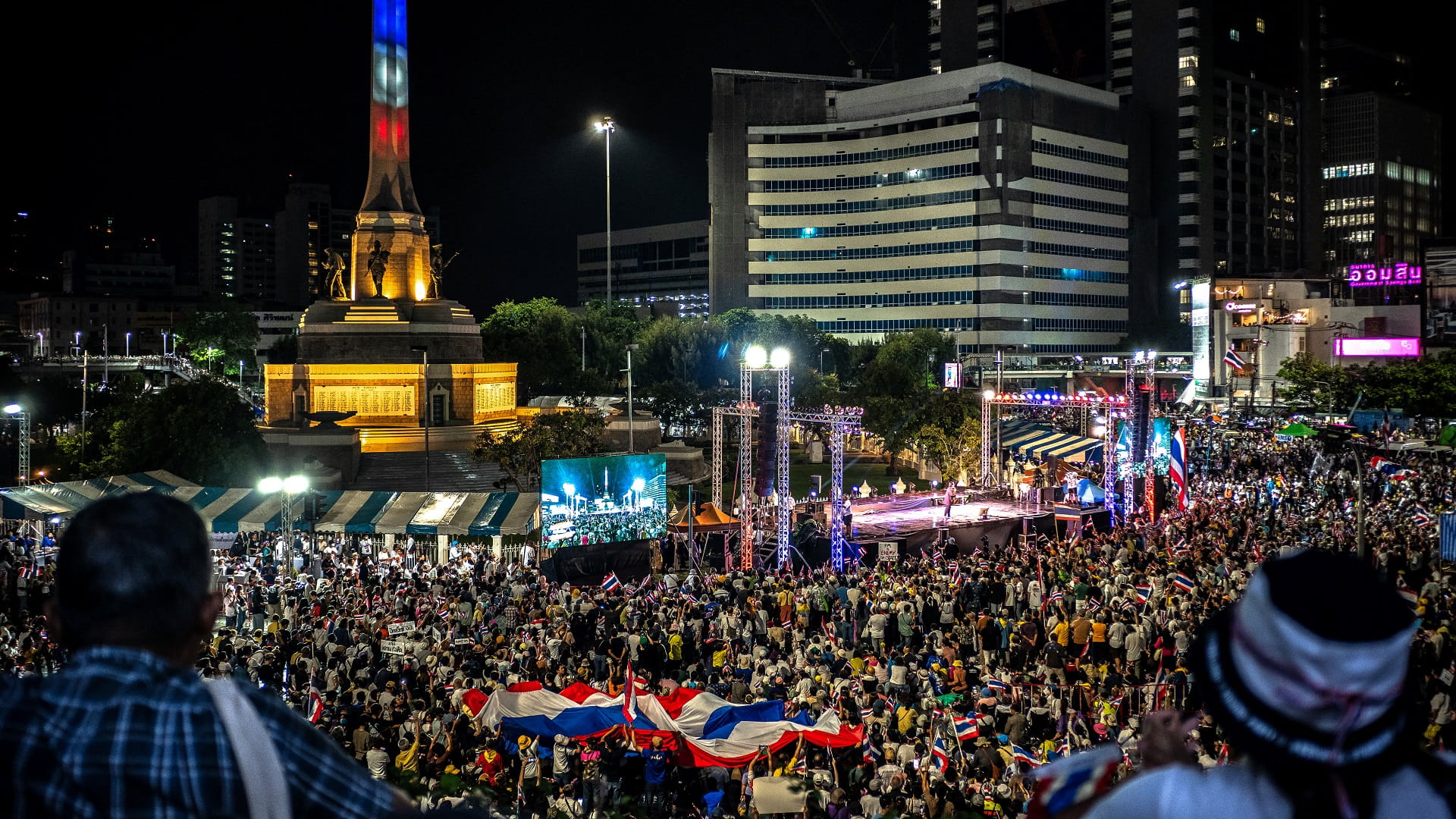 الآلاف يتظاهرون في بانكوك مطالبين باستقالة رئيسة وزراء تايلاند 