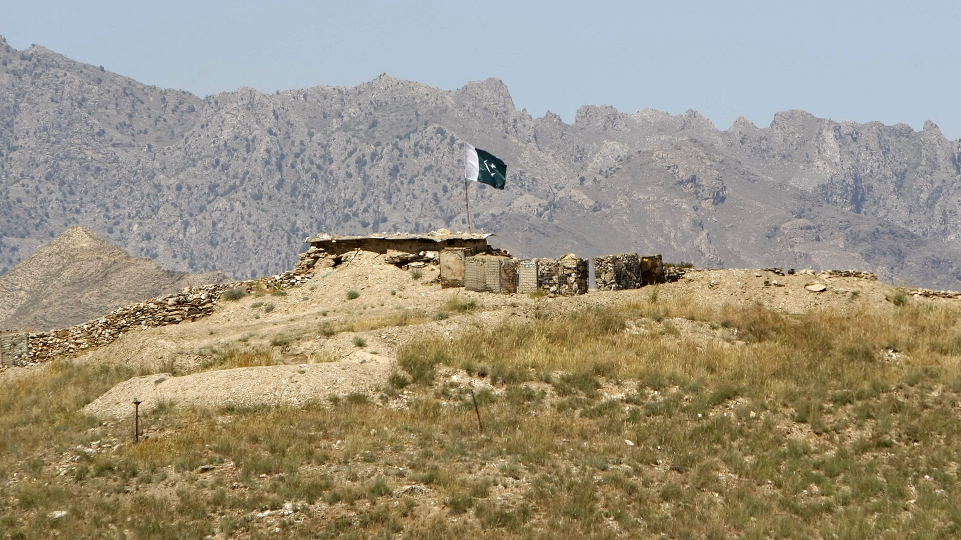 وفاة 16 جندياً وإصابة 20 بهجوم انتحاري في شمال غرب باكستان 