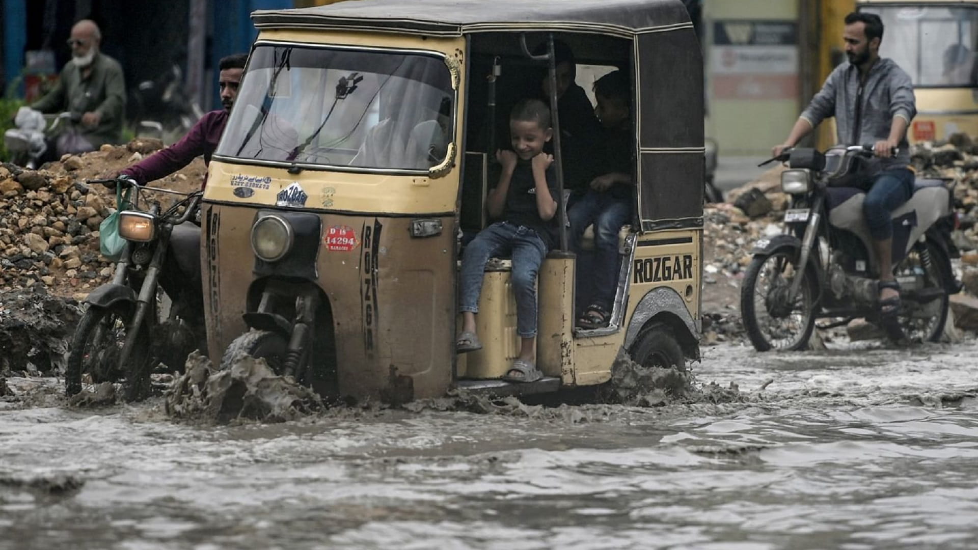 عدد ضحايا فيضانات باكستان يرتفع إلى 32 وفاة في 3 أيام 