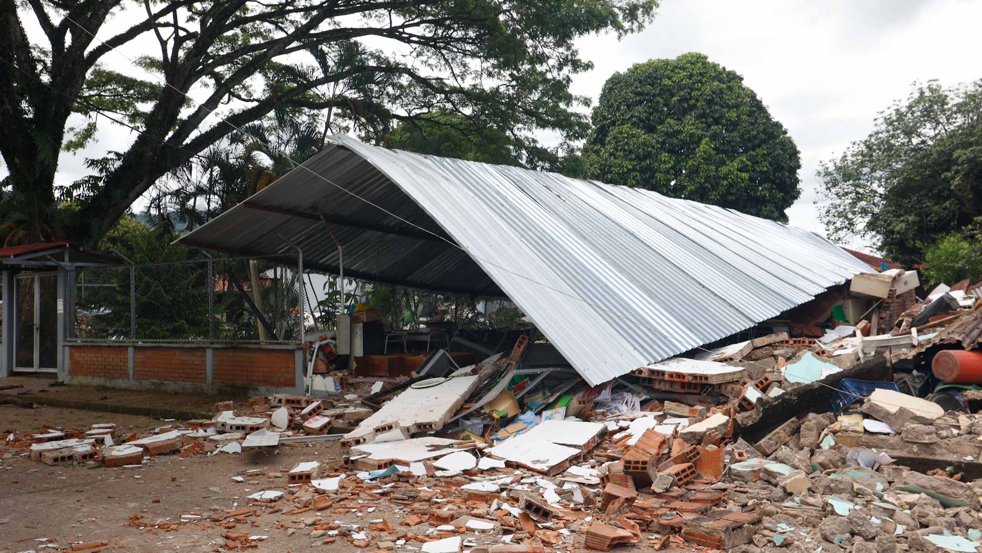 6.1-magnitude earthquake strikes off southern Philippines 