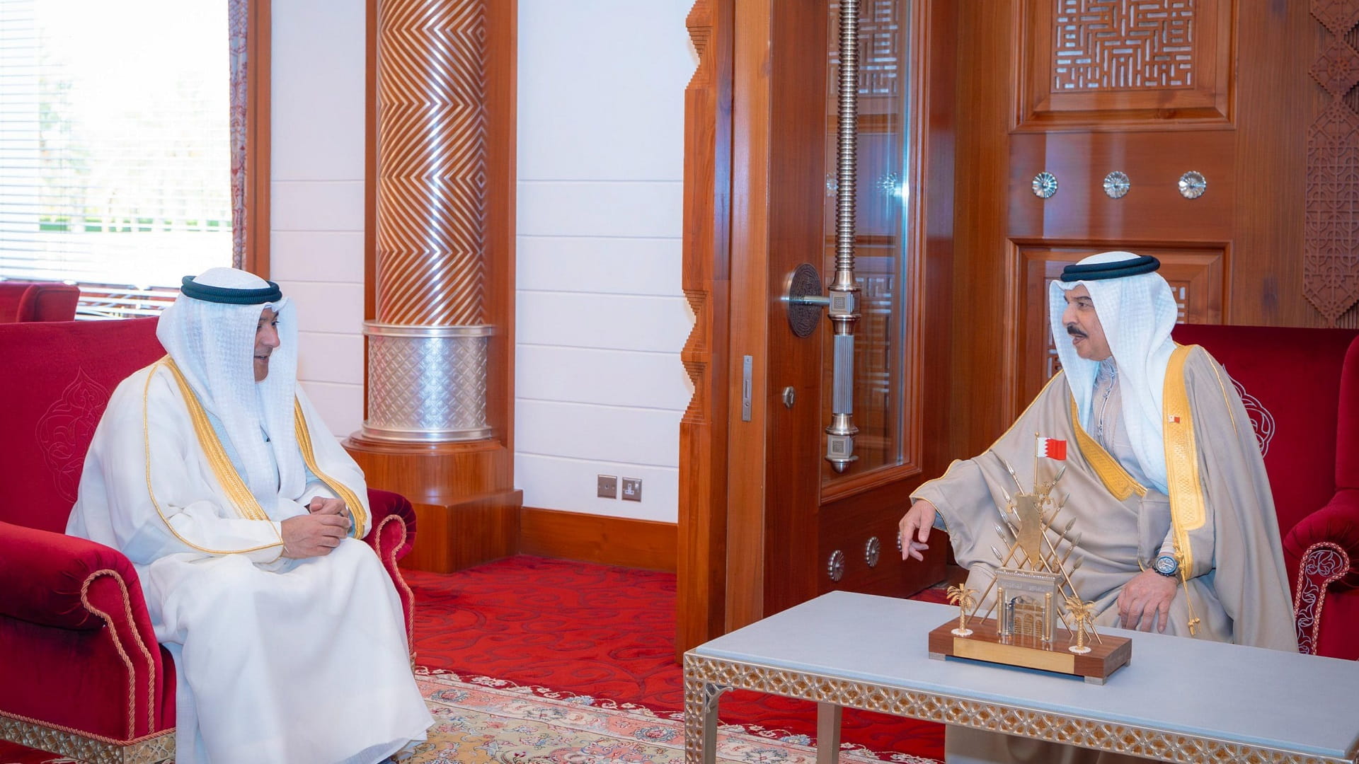 ملك البحرين يبحث مع أمين عام مجلس التعاون القضايا الخليجية 