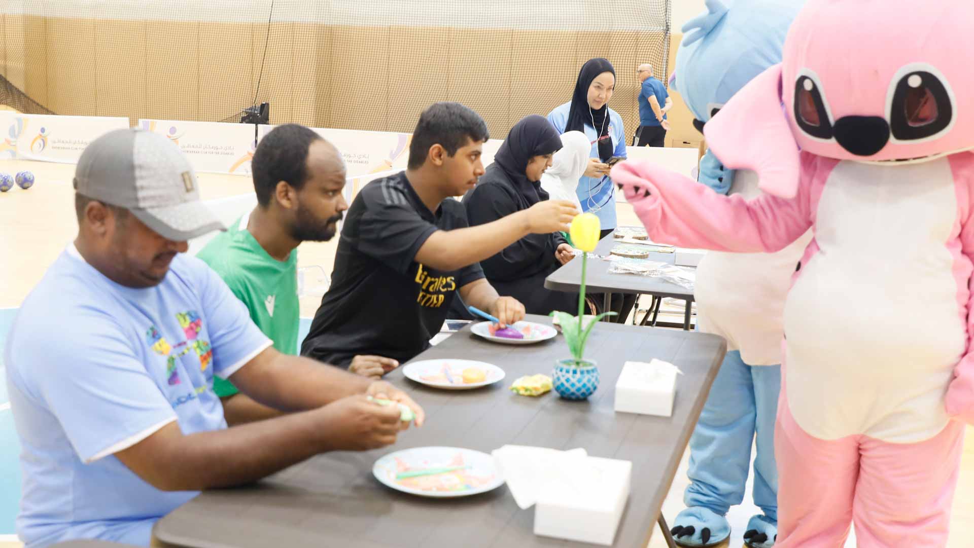 نادي خورفكان يشهد إقبالاً كبيراً على فعاليات برنامج "عطلتنا غير" 