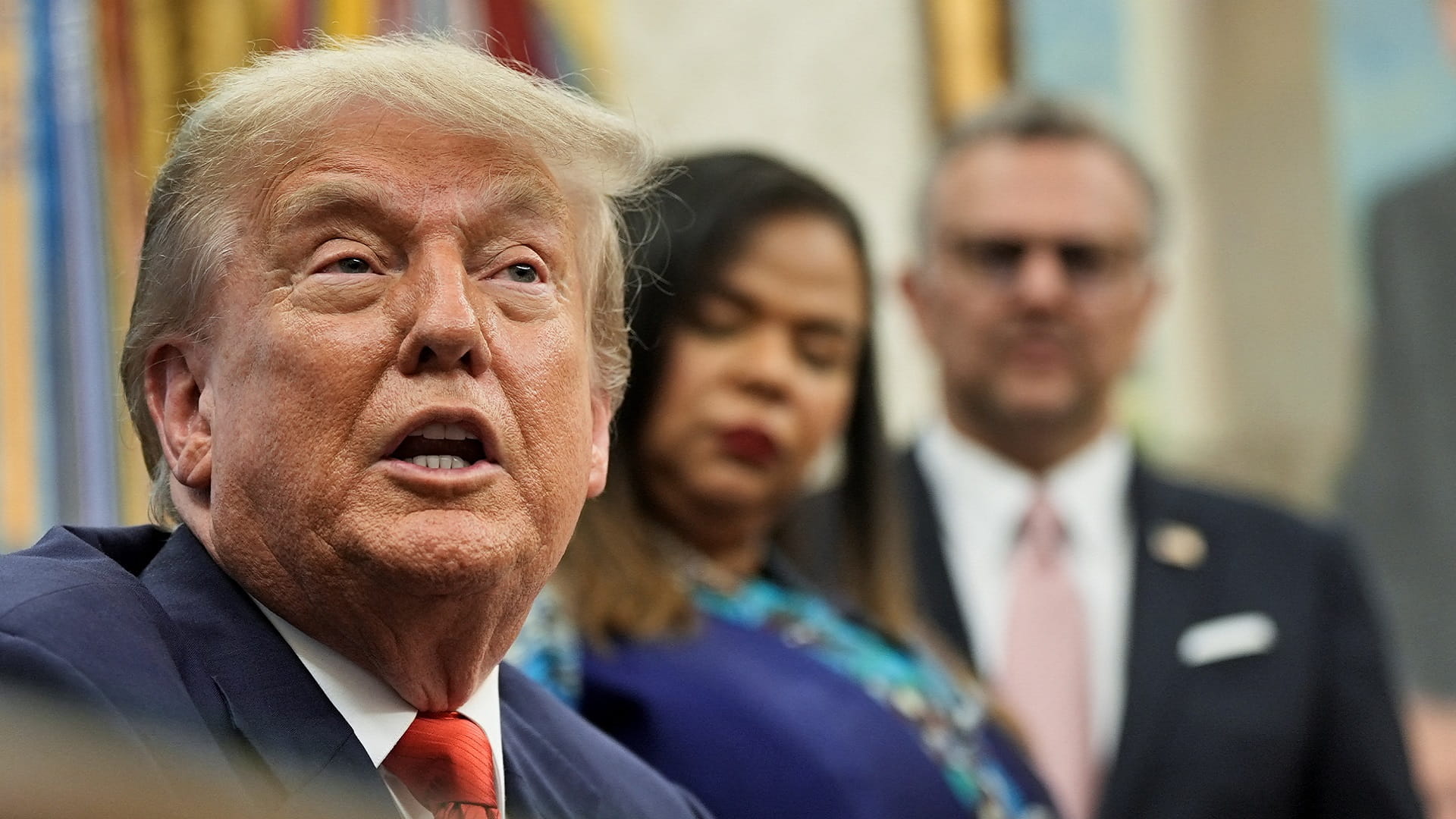 ترامب يوقع أمراً تنفيذياً يقضي بإنهاء العقوبات المفروضة على سوريا