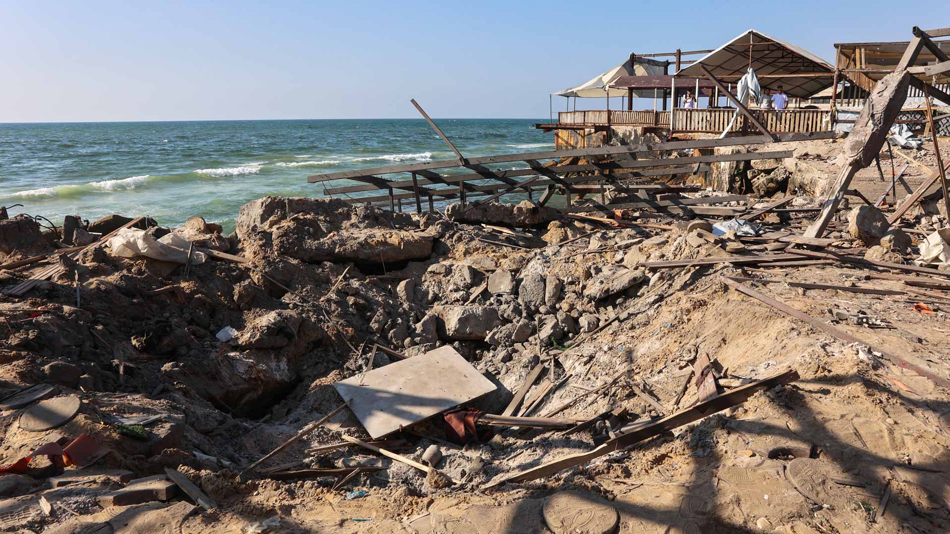 استراحة تتحول إلى مأساة.. 21 قتيلاً في قصف إسرائيلي على غزة 