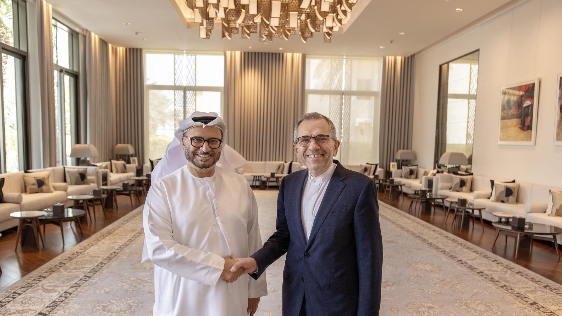 أنور قرقاش يلتقي نائب وزير الخارجية الإيراني للشؤون السياسية 