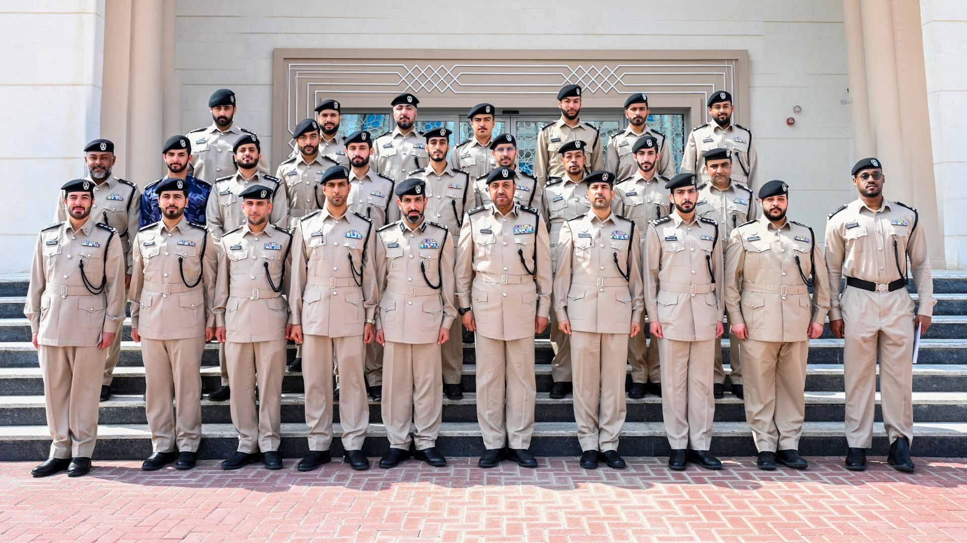 اللواء ابن عامر يكرّم المتميزين في مركز العمليات بشرطة الشارقة 