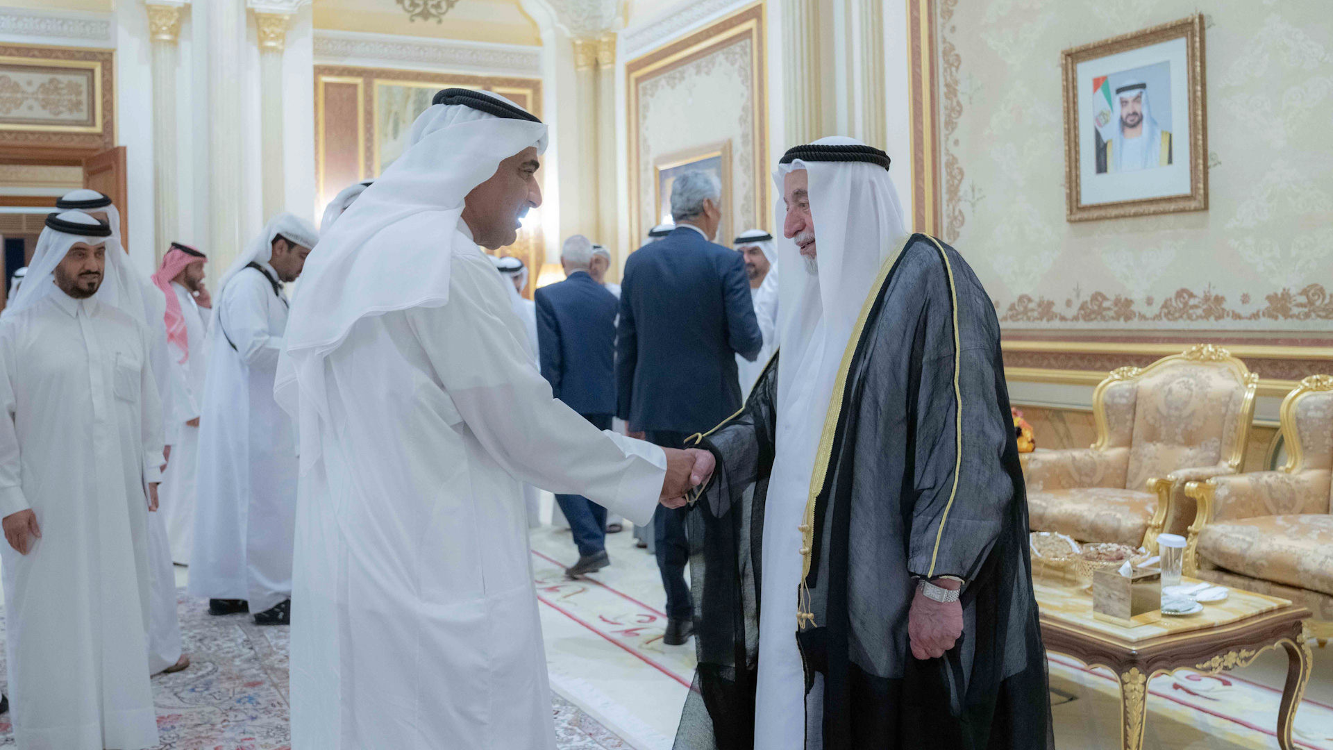 حاكم الشارقة يتلقى تهاني سفير اليمن وكبار المسؤولين بالشهر الفضيل 