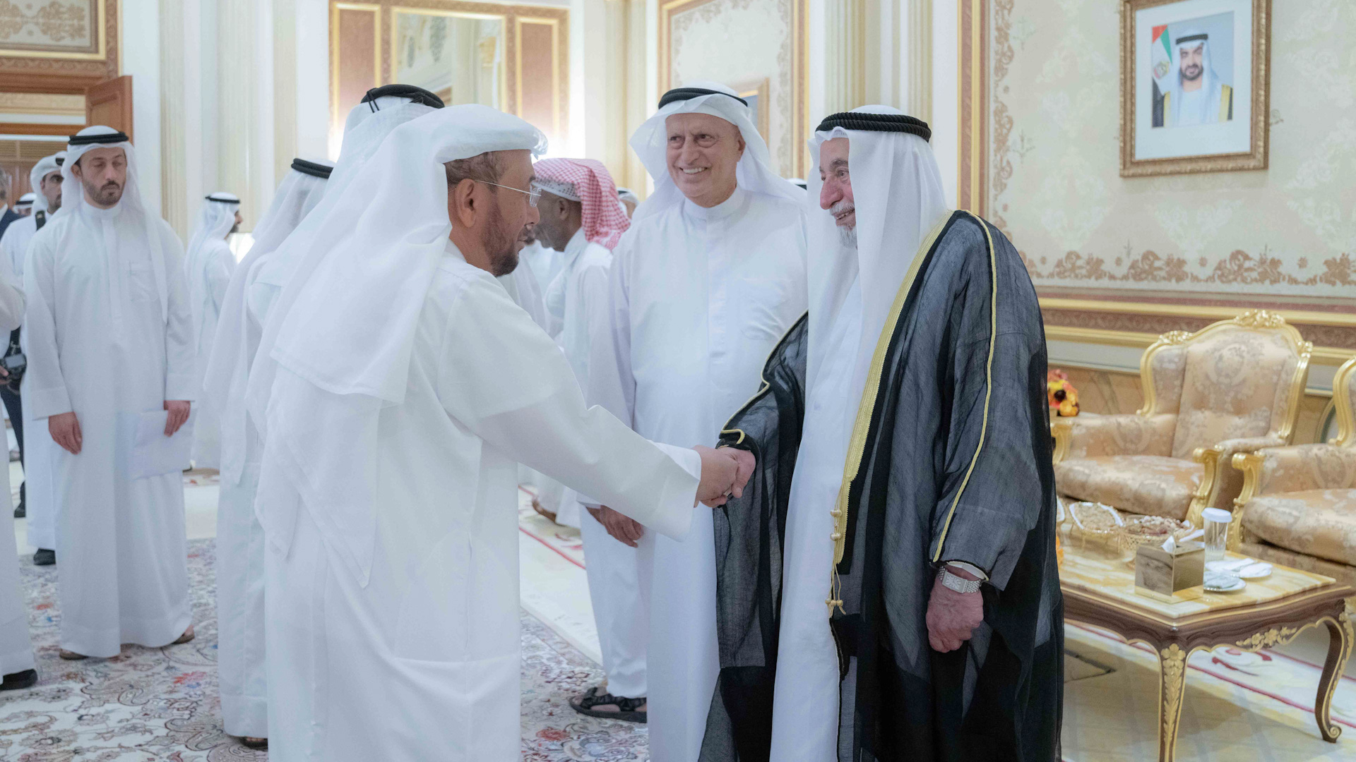 حاكم الشارقة يتلقى تهاني سفير اليمن وكبار المسؤولين بالشهر الفضيل 