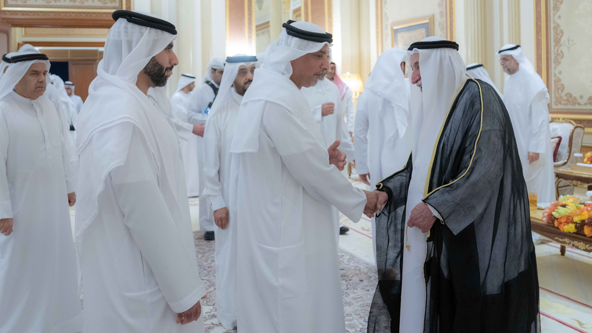 حاكم الشارقة يتلقى تهاني سفير اليمن وكبار المسؤولين بالشهر الفضيل 
