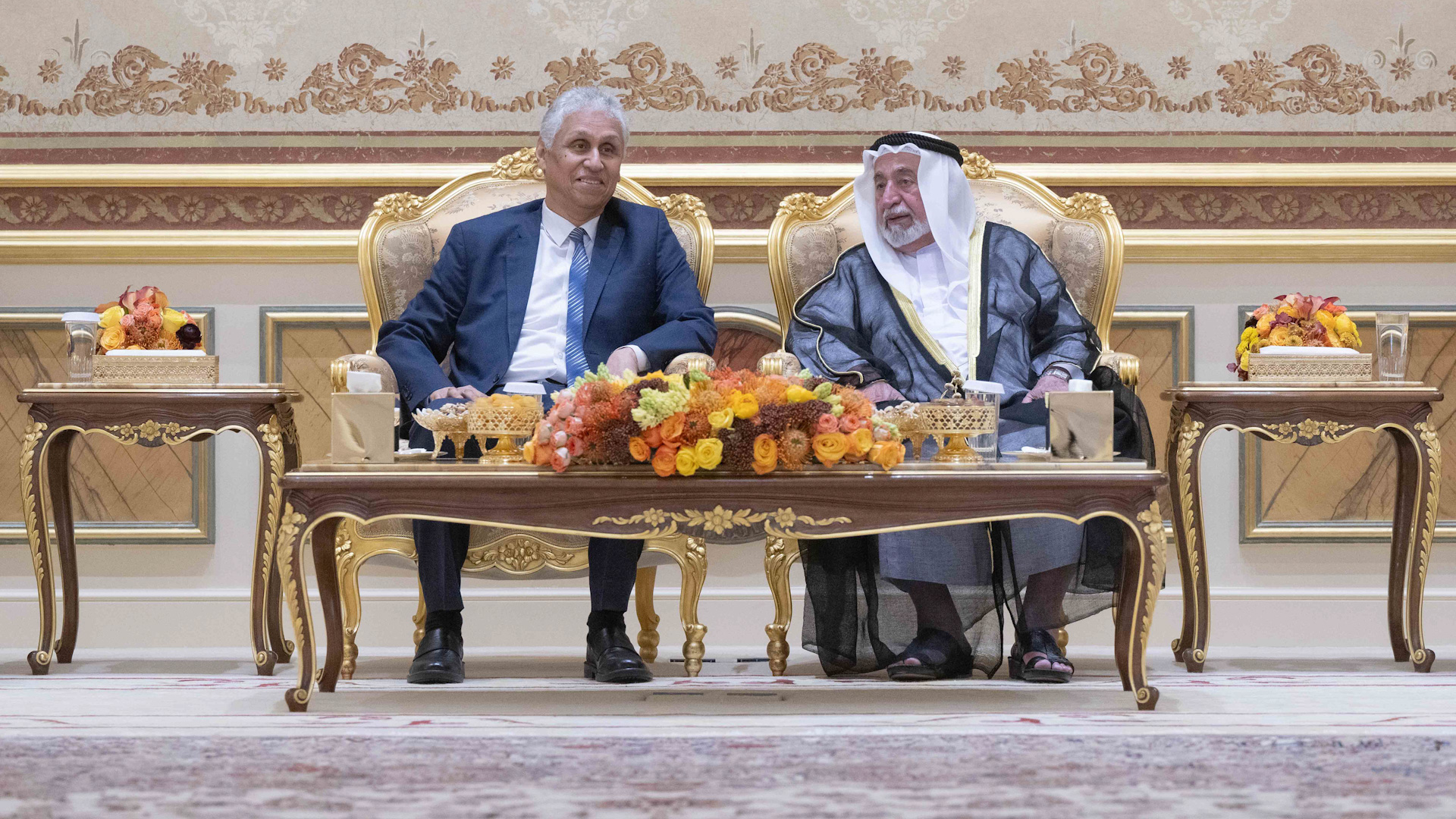حاكم الشارقة يتلقى تهاني سفير اليمن وكبار المسؤولين بالشهر الفضيل 